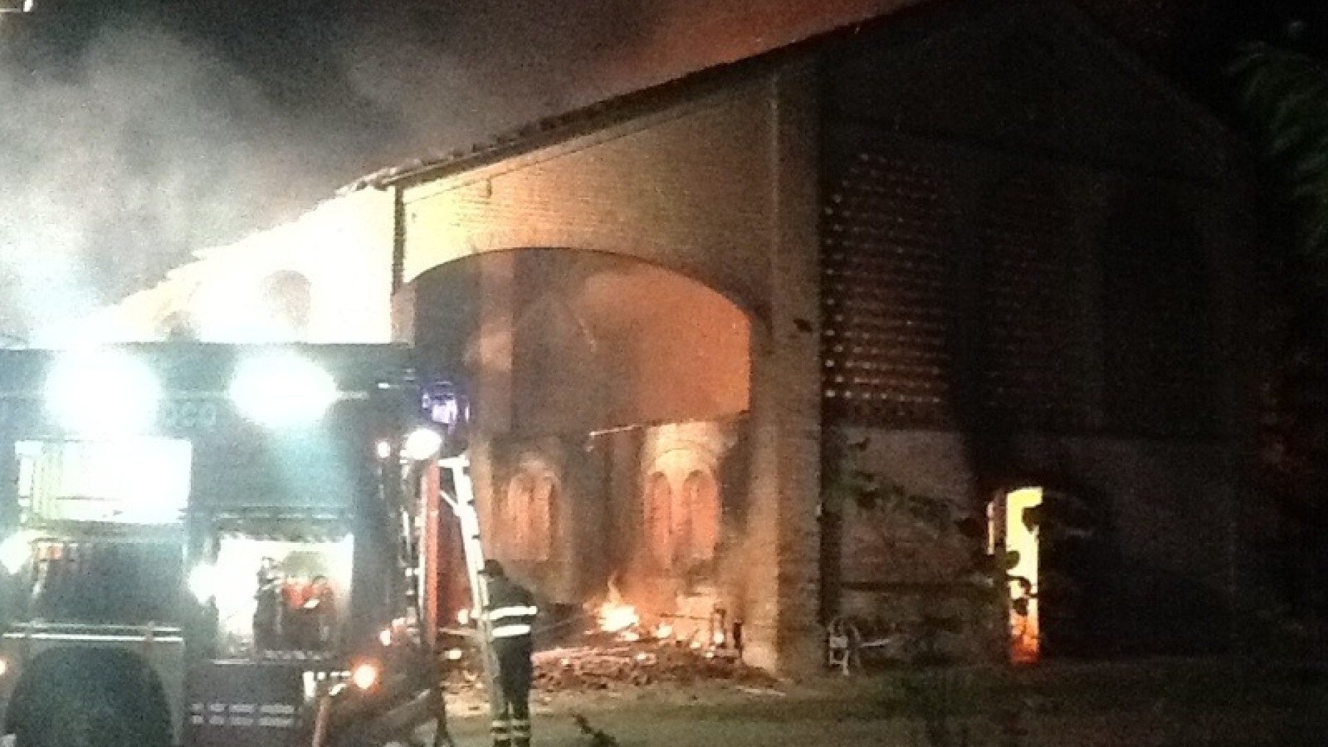 Incendio in fienile a Bettola domato dai pompieri. In fumo 250 balle di fieno