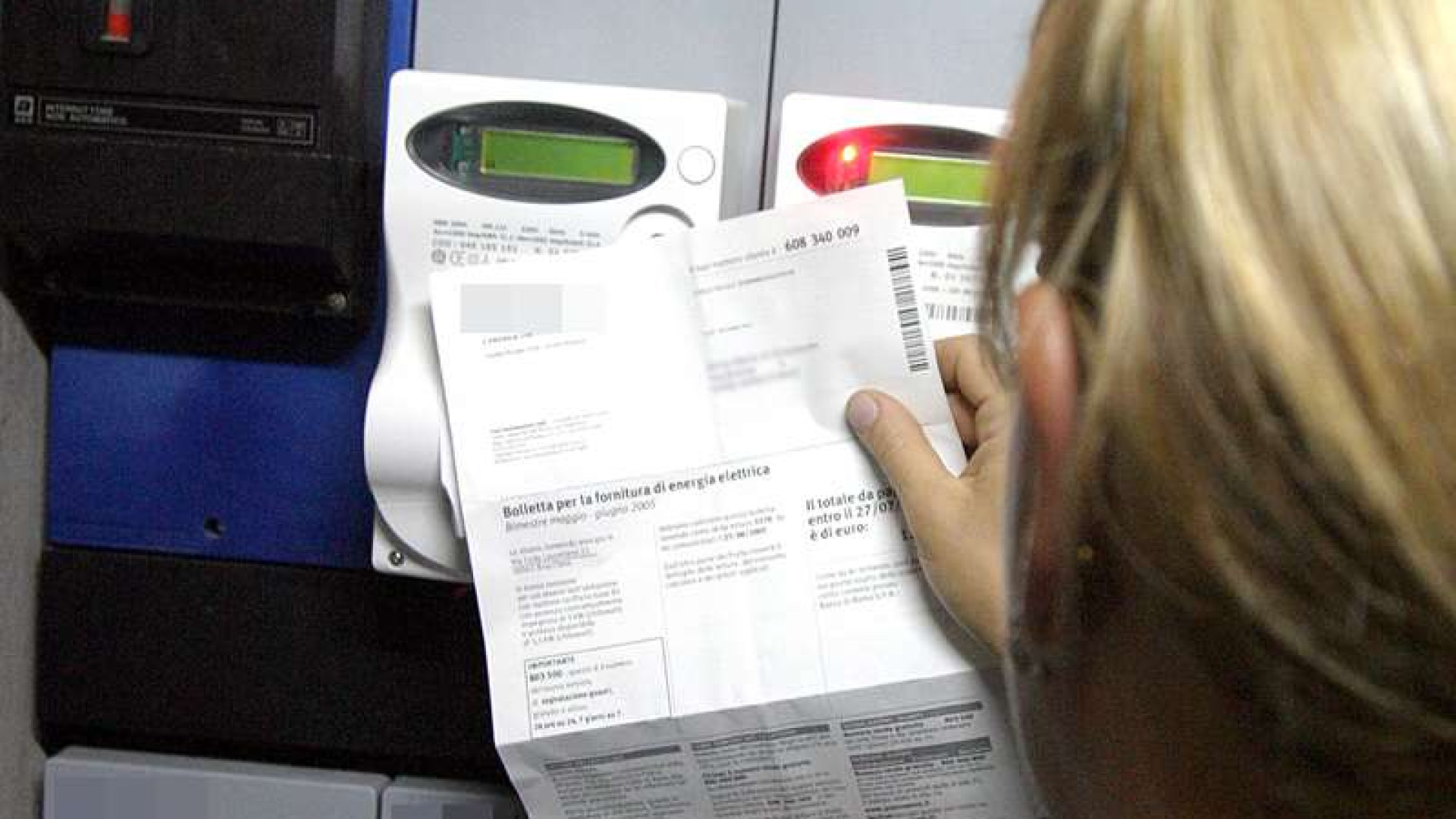 Falsifica il timbro e simula il pagamento delle bollette: denunciato