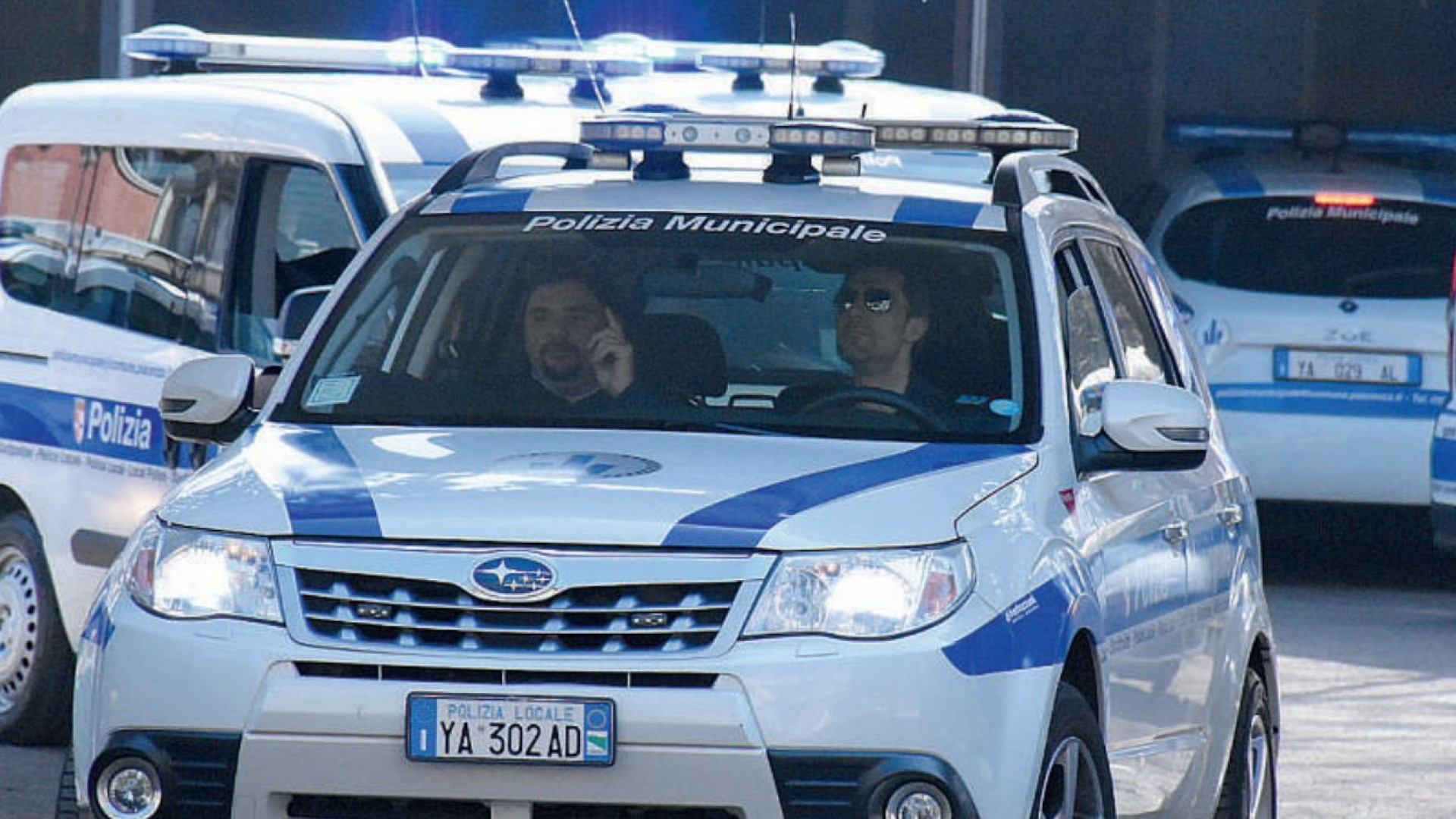 Due automobilisti al giorno pizzicati al telefono. Multe da 176 euro
