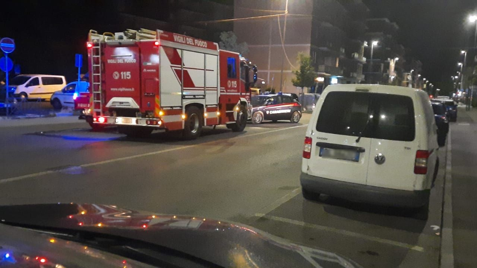 Dimentica il pollo nel forno, il fumo invade le scale del palazzo. Paura in viale Dante