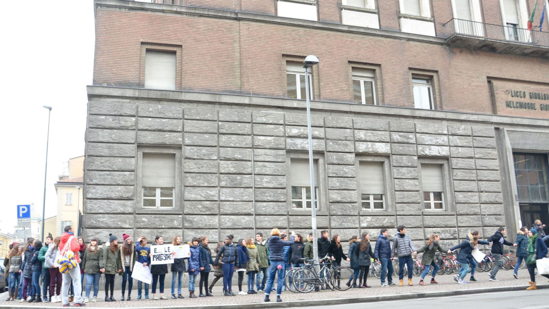 Una palestra per la scuola, flash mob degli studenti del Liceo Gioia