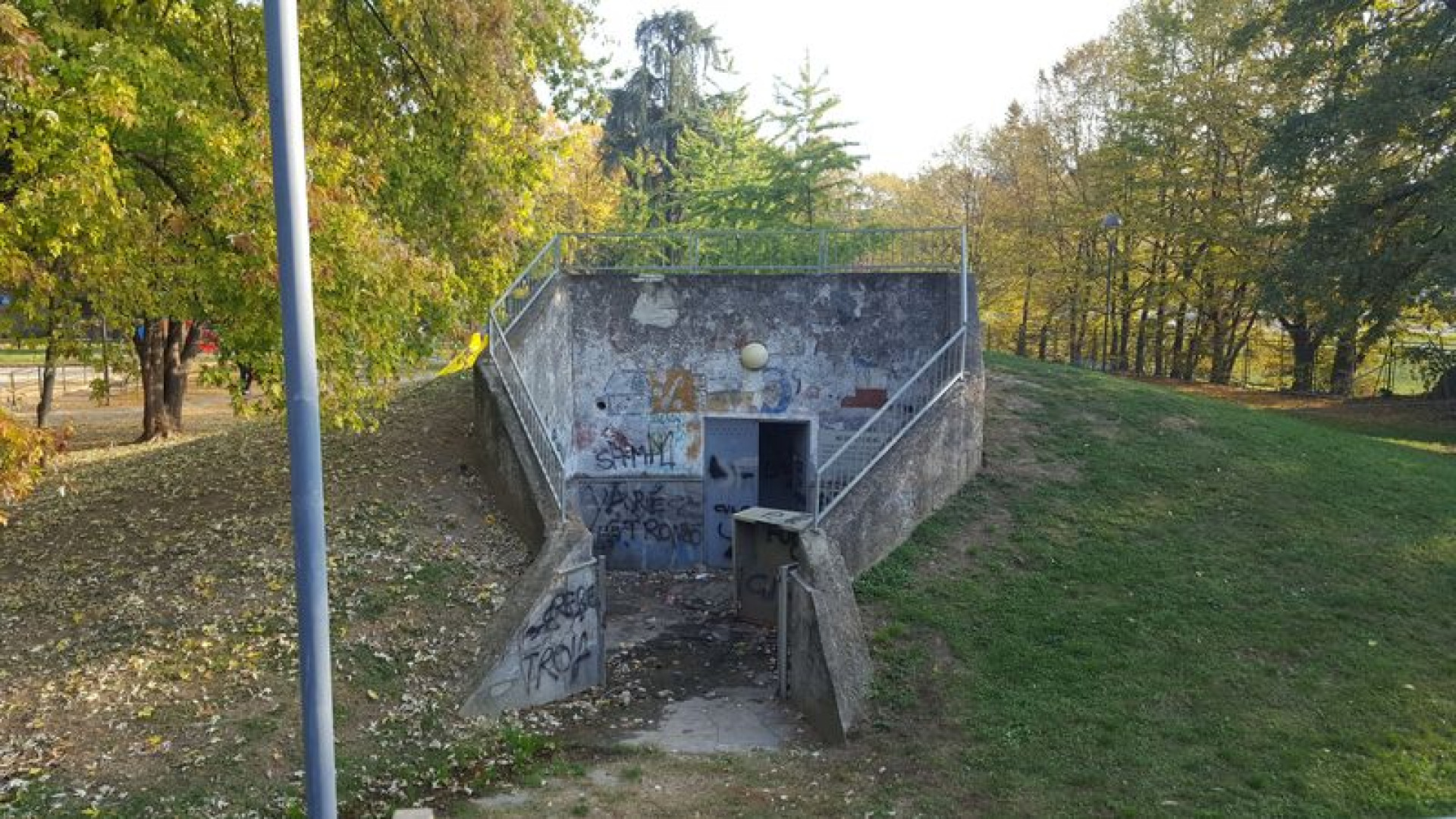 Pubblico Passeggio: bagni osceni, lampioni spenti, panchine divelte. Allarme dei residenti