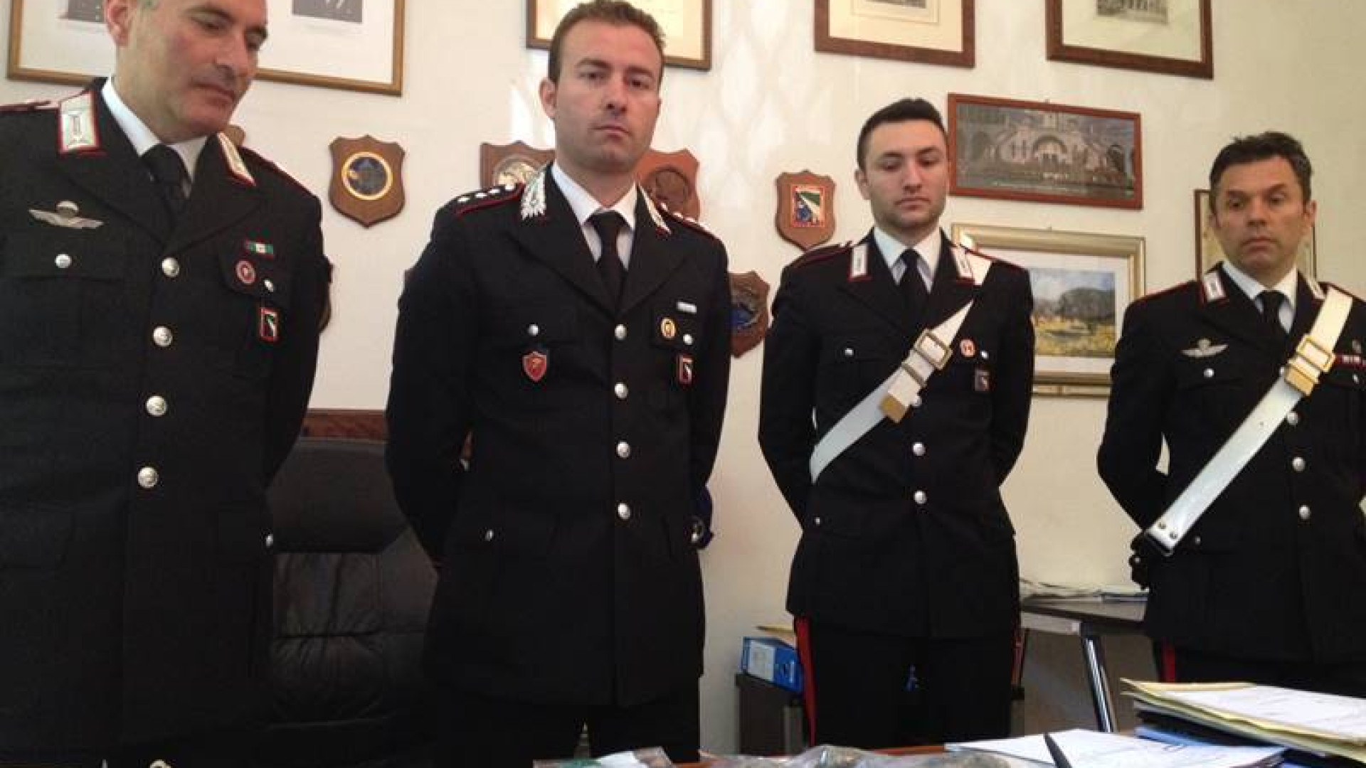 Spaccia vicino alla caserma, i carabinieri lo arrestano: condannato a 26 mesi