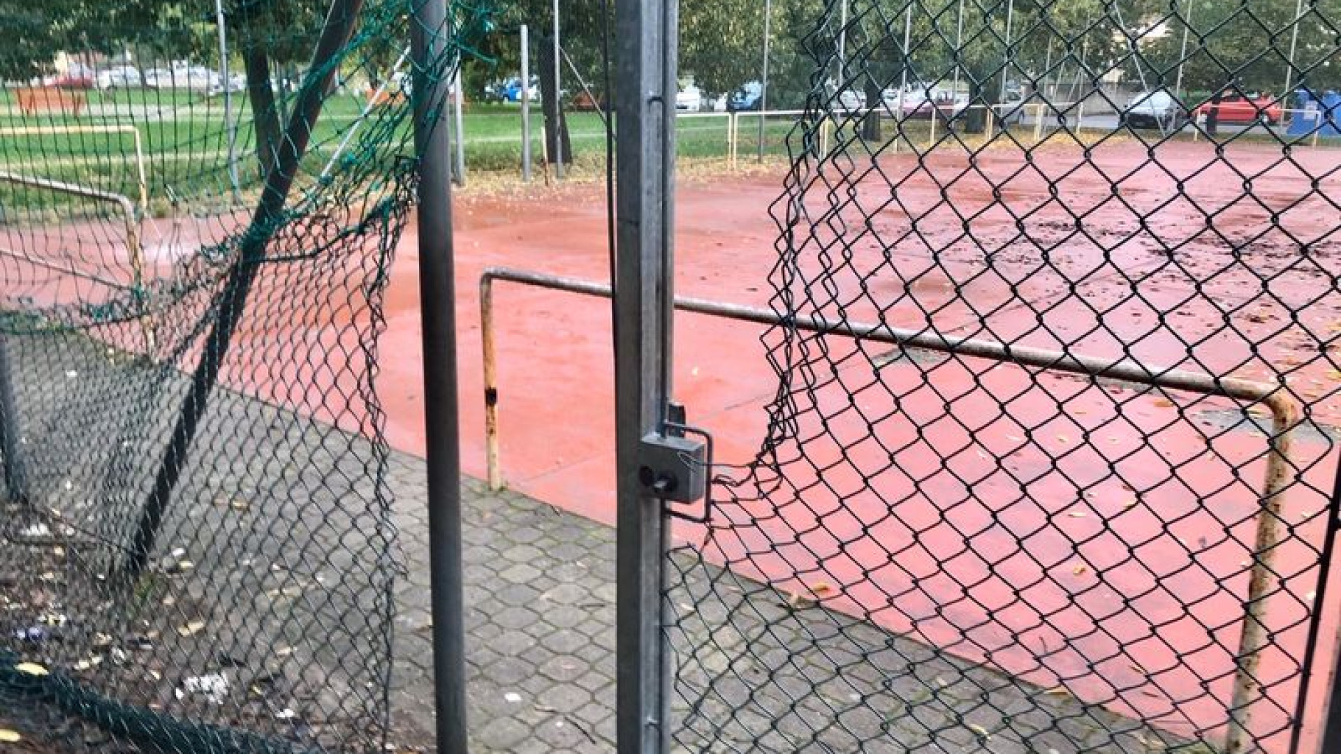 Farnesiana: campo giochi con reti rotte e tavolo da picnic distrutto