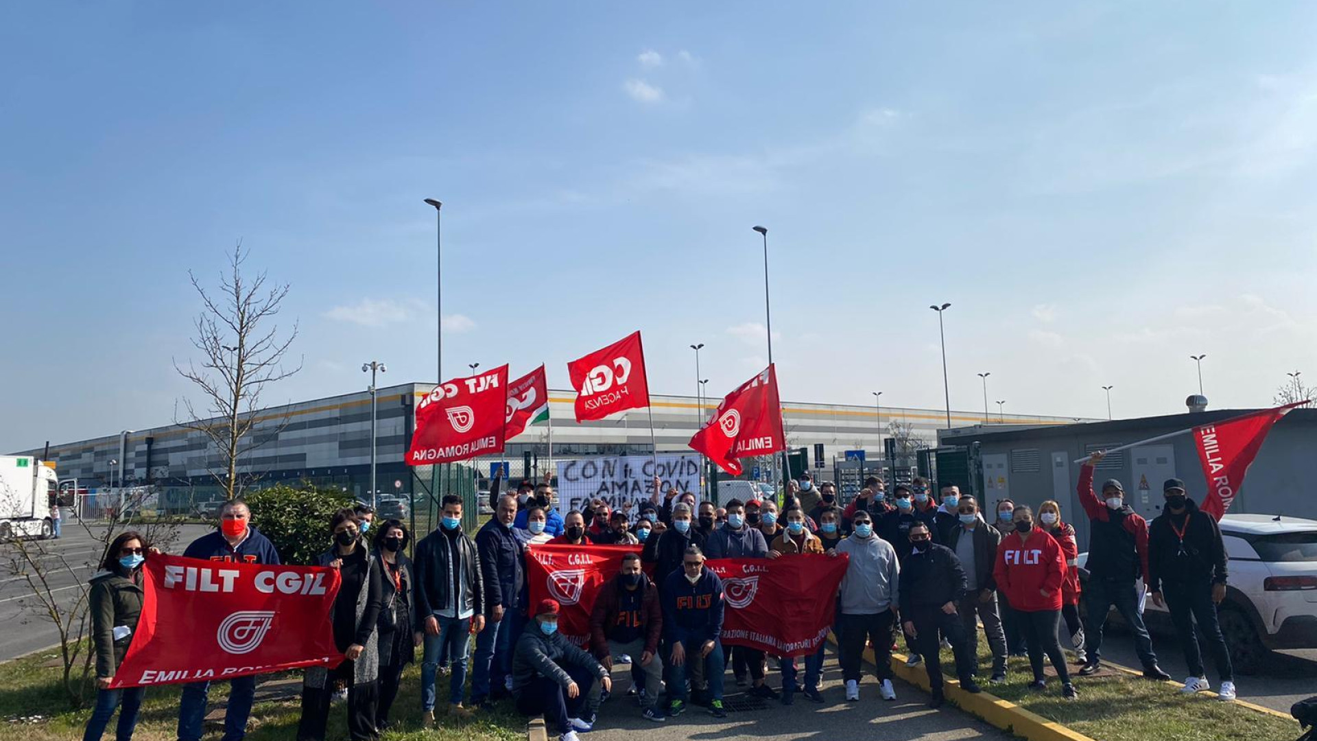 "Lasciati a casa perché iscritti al sindacato". Picchetto Filt-Cgil davanti Amazon