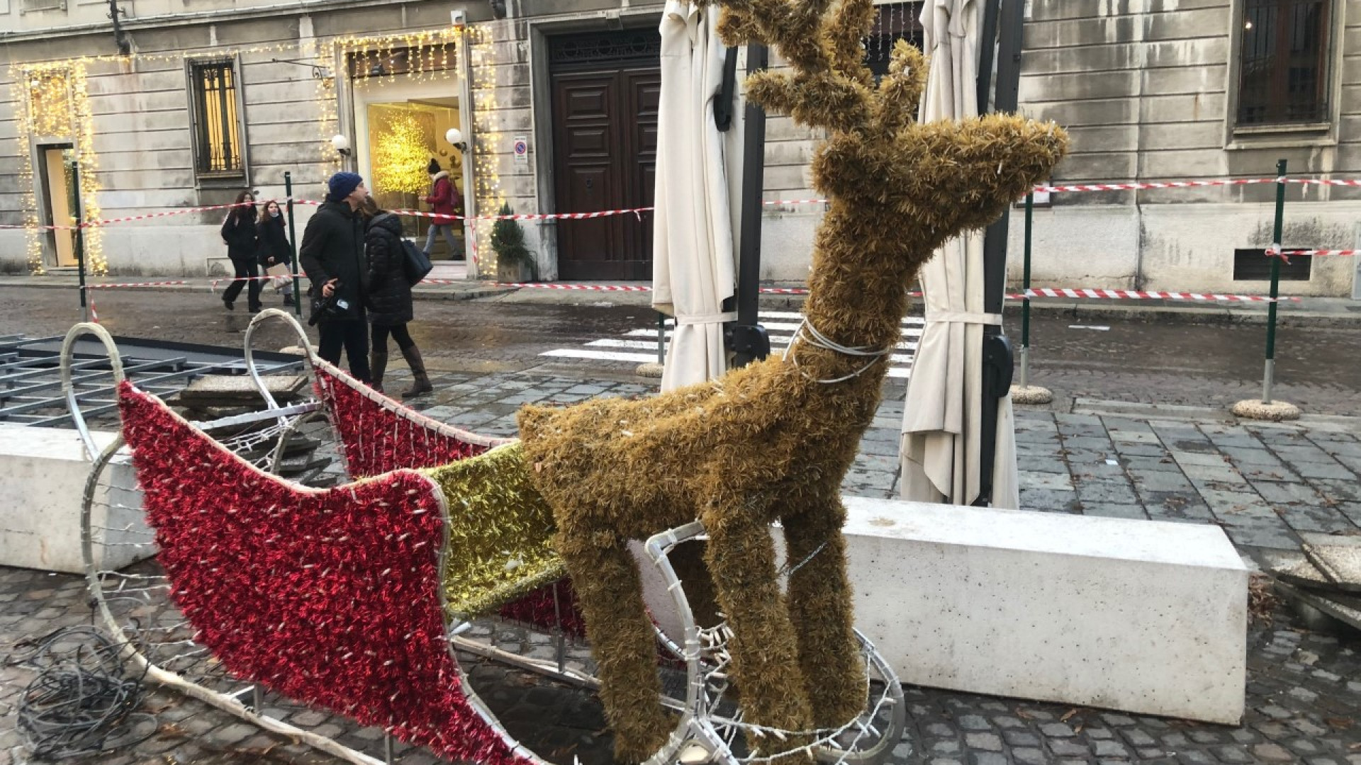 Luminarie: orso del Gotico in manutenzione. Mistero sulla sorte della slitta con la renna