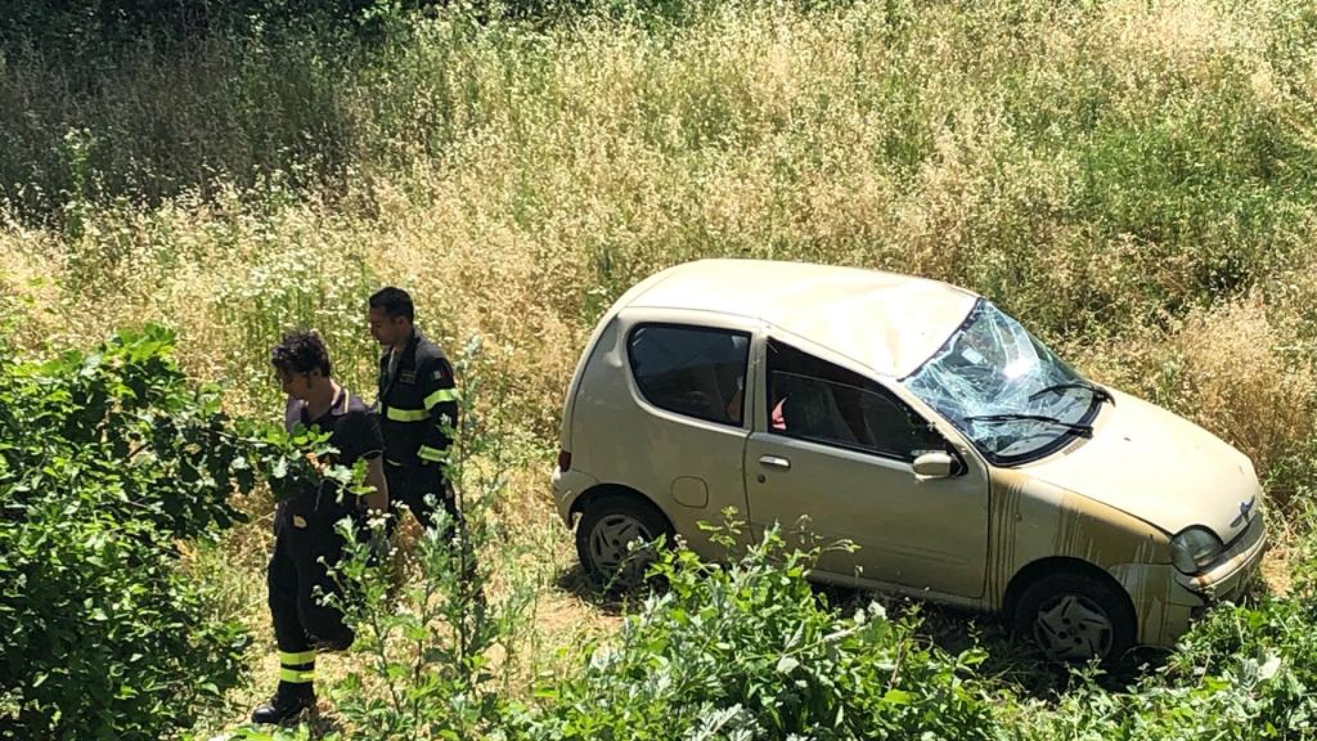 Auto si ribalta, 85enne alla guida resta incastrato: soccorso in condizioni gravissime