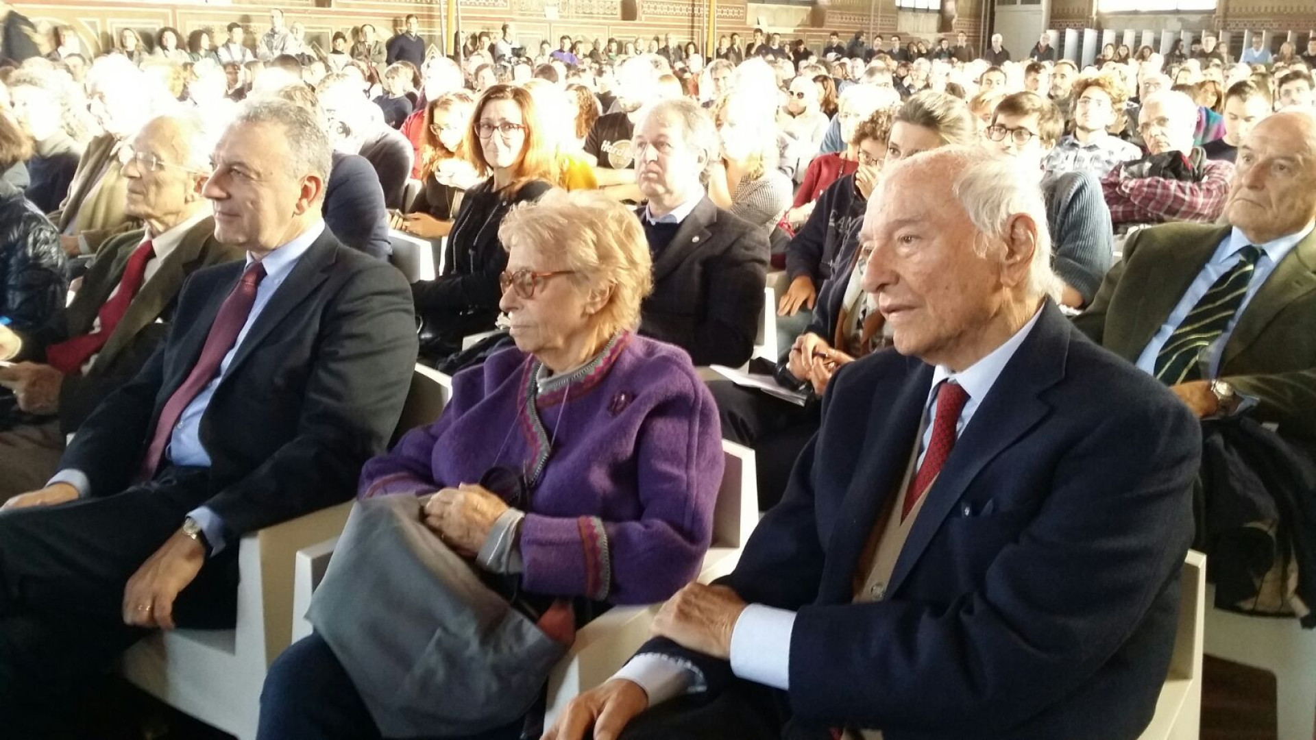 Bagno di folla per Piero Angela. Consiglio ai giovani: "Siate flessibili"