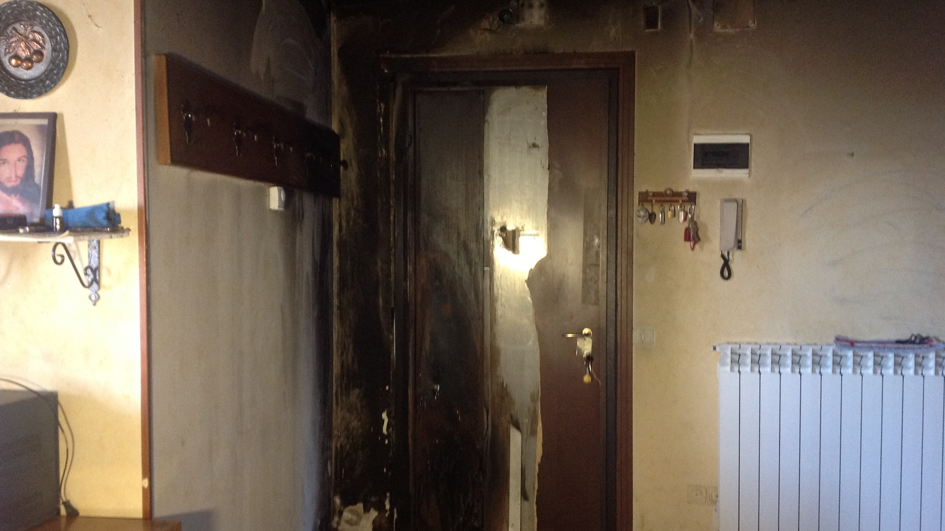 Incendio doloso in casa: "Mi sono vista le fiamme addosso"