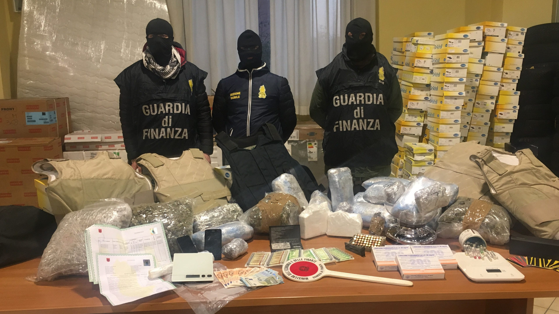Nascondeva droga e merce rubata per 800mila euro, chiesti 13 anni di condanna