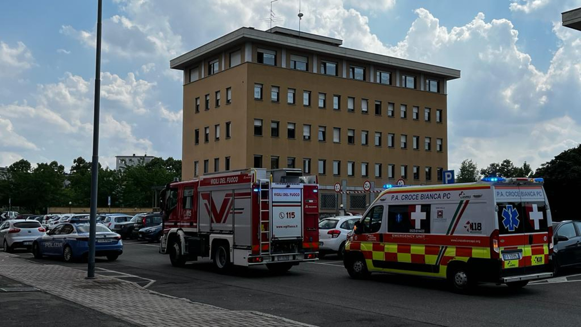 Le portiere non si aprono e due bambini restano bloccati. Liberati dai vigili del fuoco