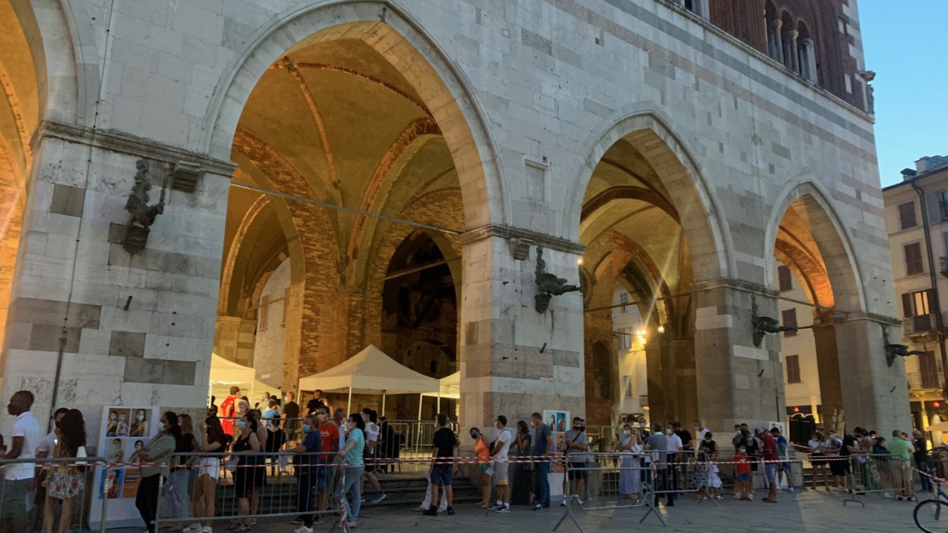Piazza Cavalli, tanti in coda per il vaccino serale: 216 dosi somministrate