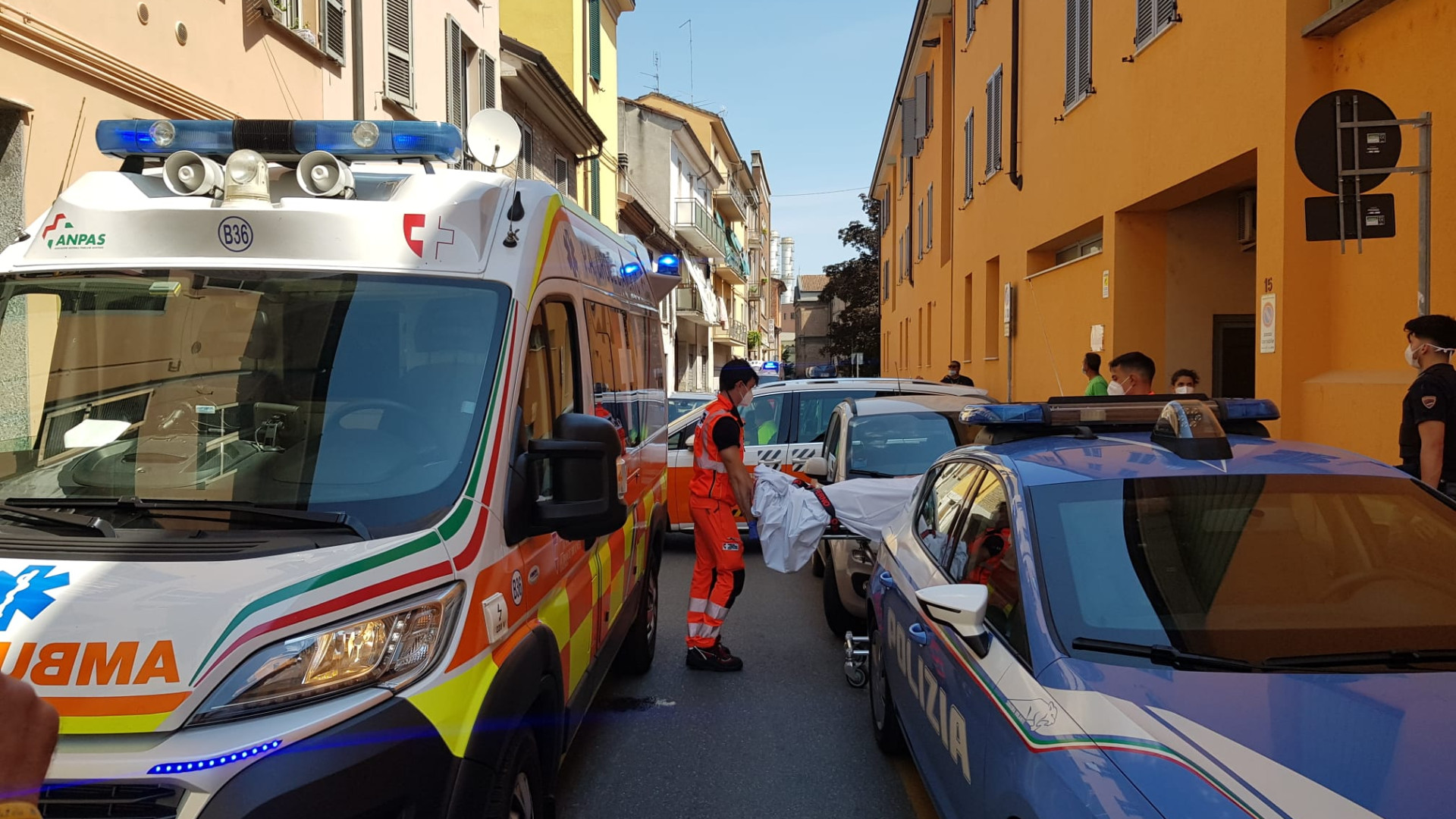 Rissa in via Capra: spuntano bastone e bomboletta di spray urticante. Un ferito
