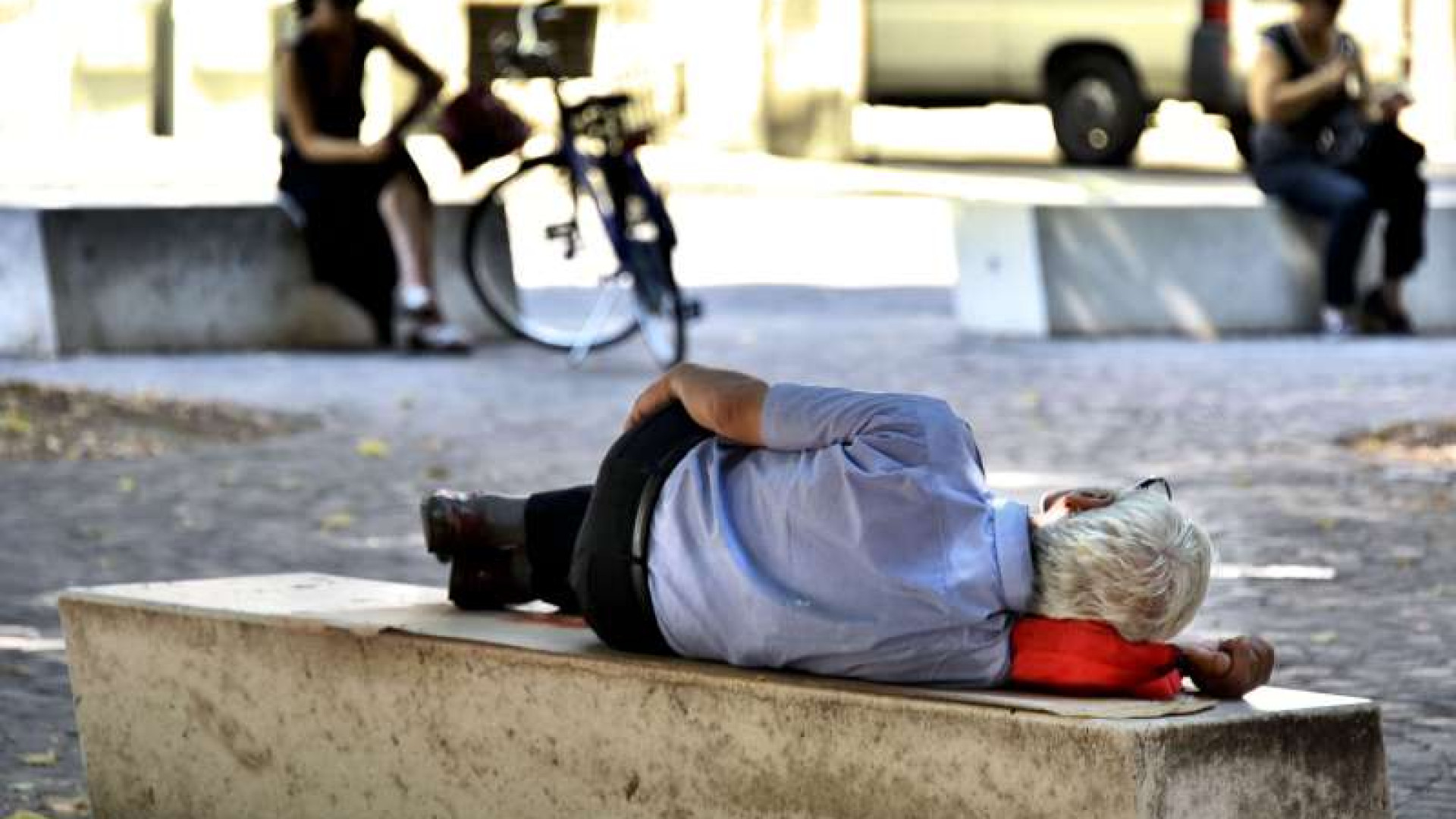 Allarme caldo: pericolo per bambini e anziani. "Restate in casa"