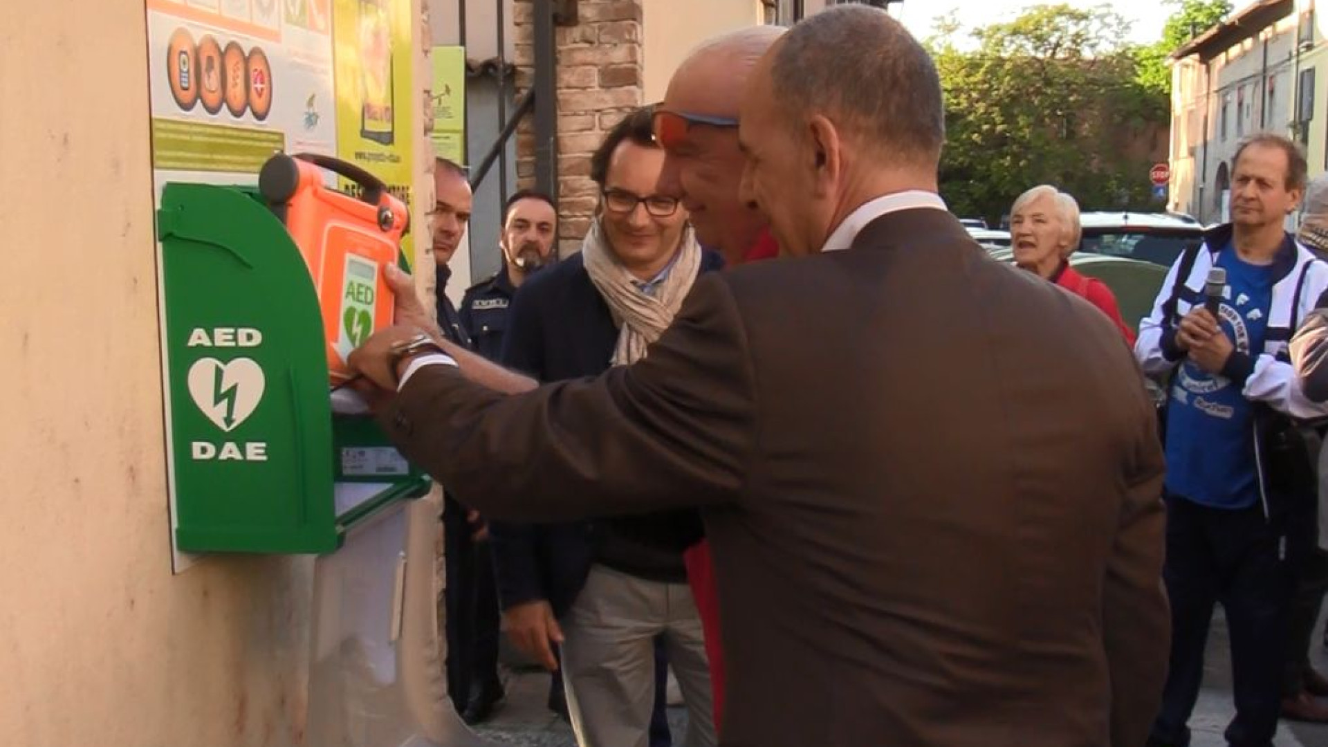 Nuovo defibrillatore agli orti di via Degani, protetto da telecamera