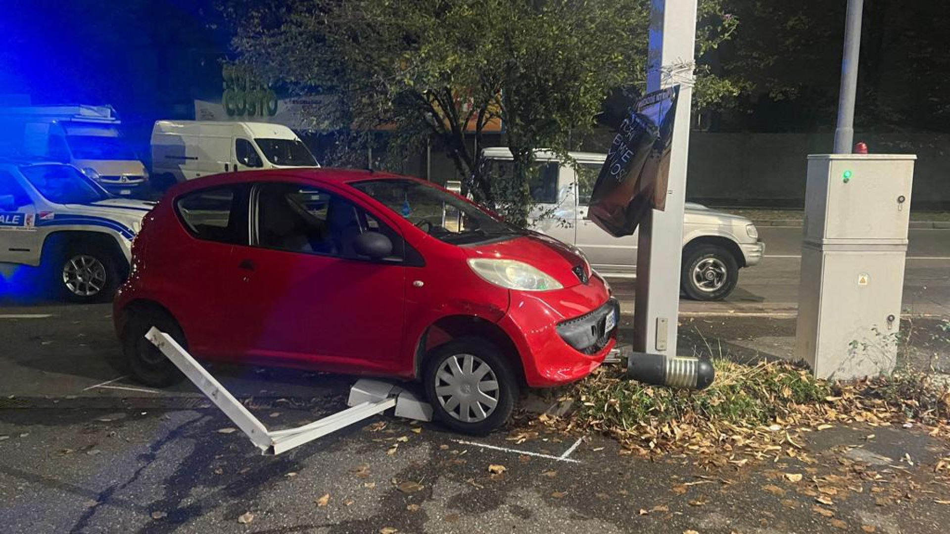 Auto esce di strada in via Boselli e finisce contro un palo. Polizia locale sul posto