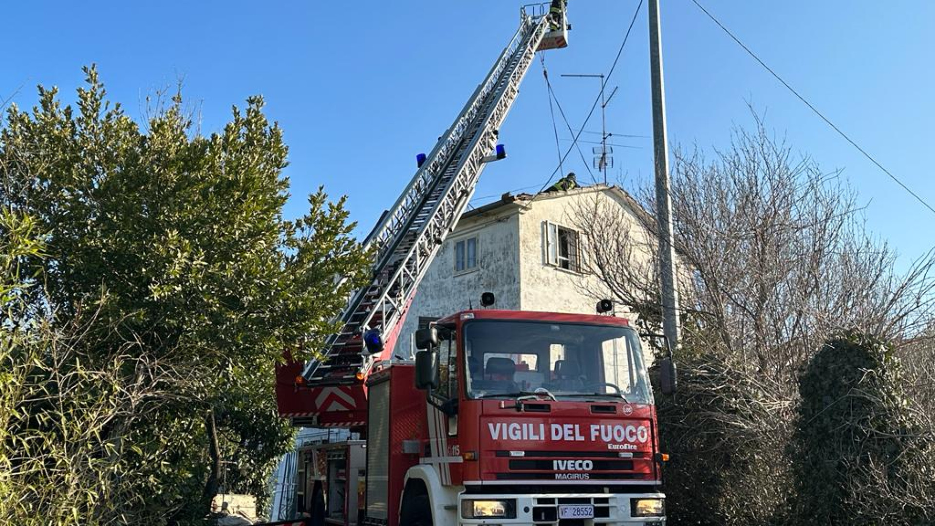 Fiamme in un'abitazione a Niviano: nessun ferito. Crolla una parte del tetto