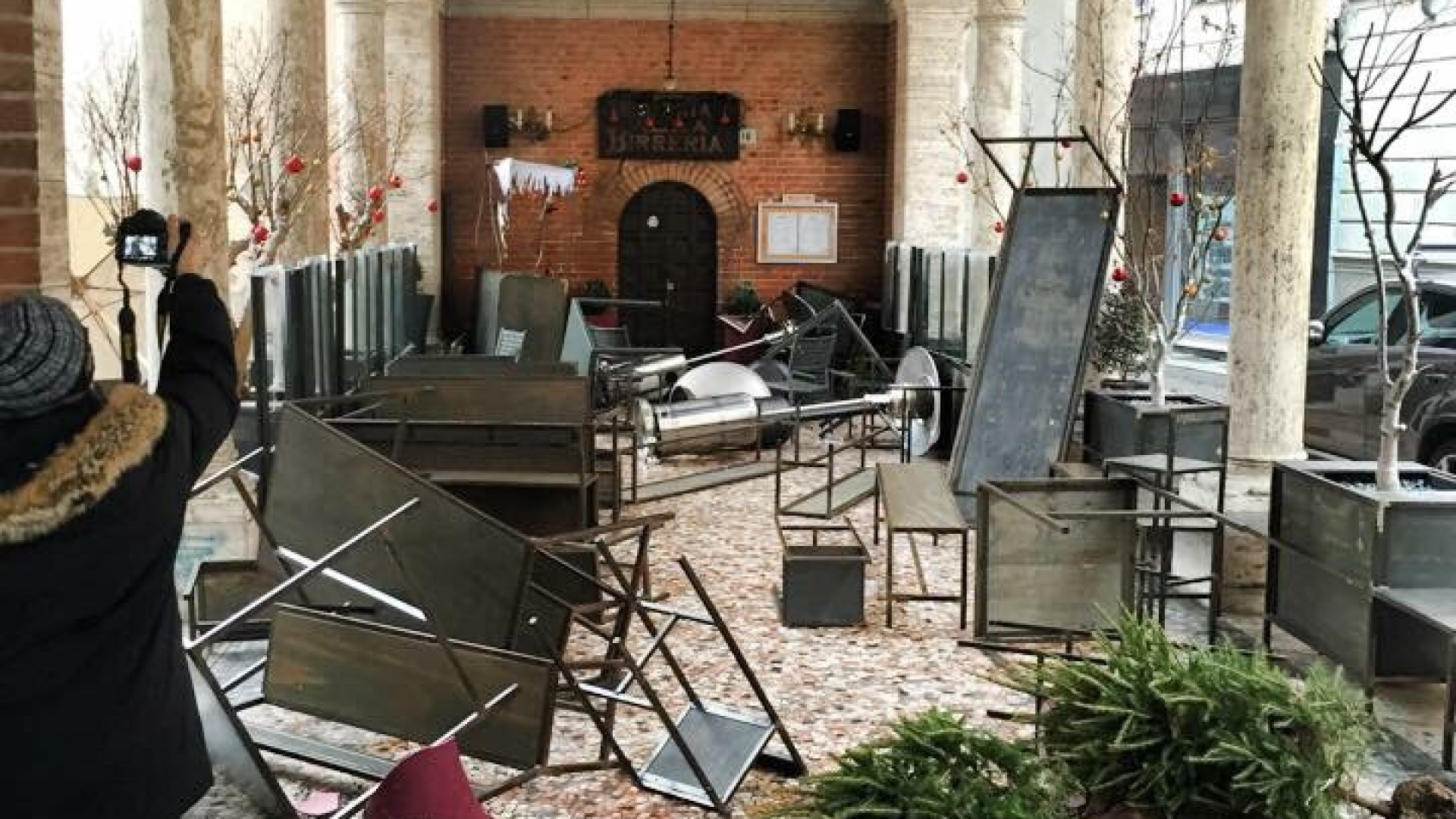 Vandali in centro, svolta nelle indagini: una lite tra fidanzati