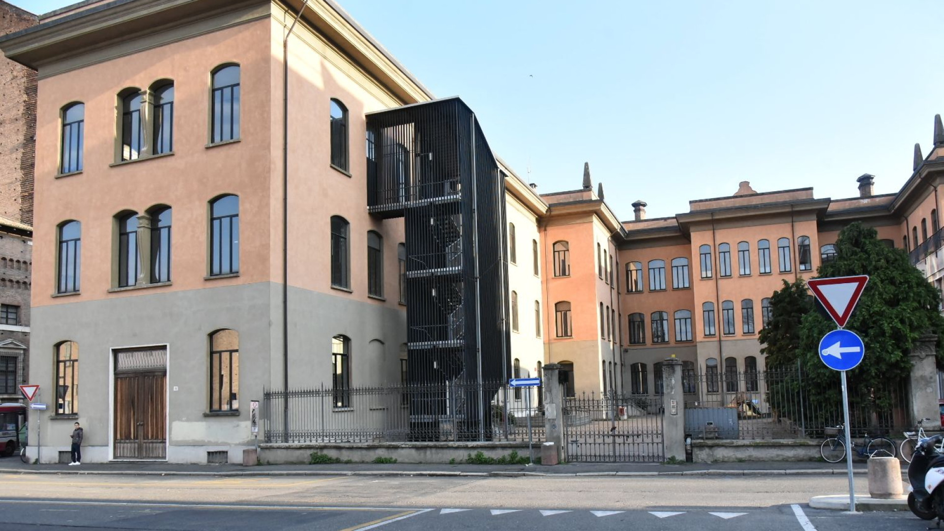 "Alunni italiani e stranieri distribuiti in maniera non equa". Polemica alla Mazzini