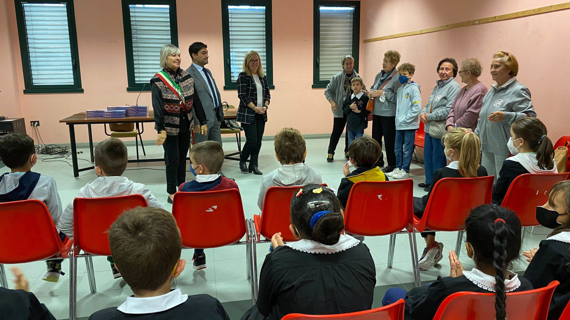 "Mani di donna", consegnati i tablet ai bambini delle elementari di Castello