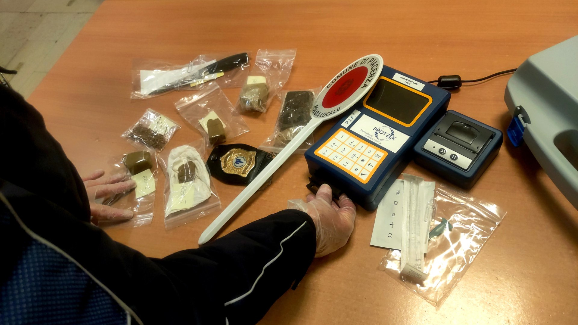 Spaccio di droga a Piacenza: sei minori denunciati dalla polizia locale