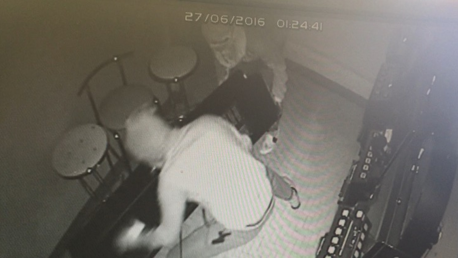 Spaccata al bar: ecco i ladri che portano via la macchinetta scambiasoldi. Video