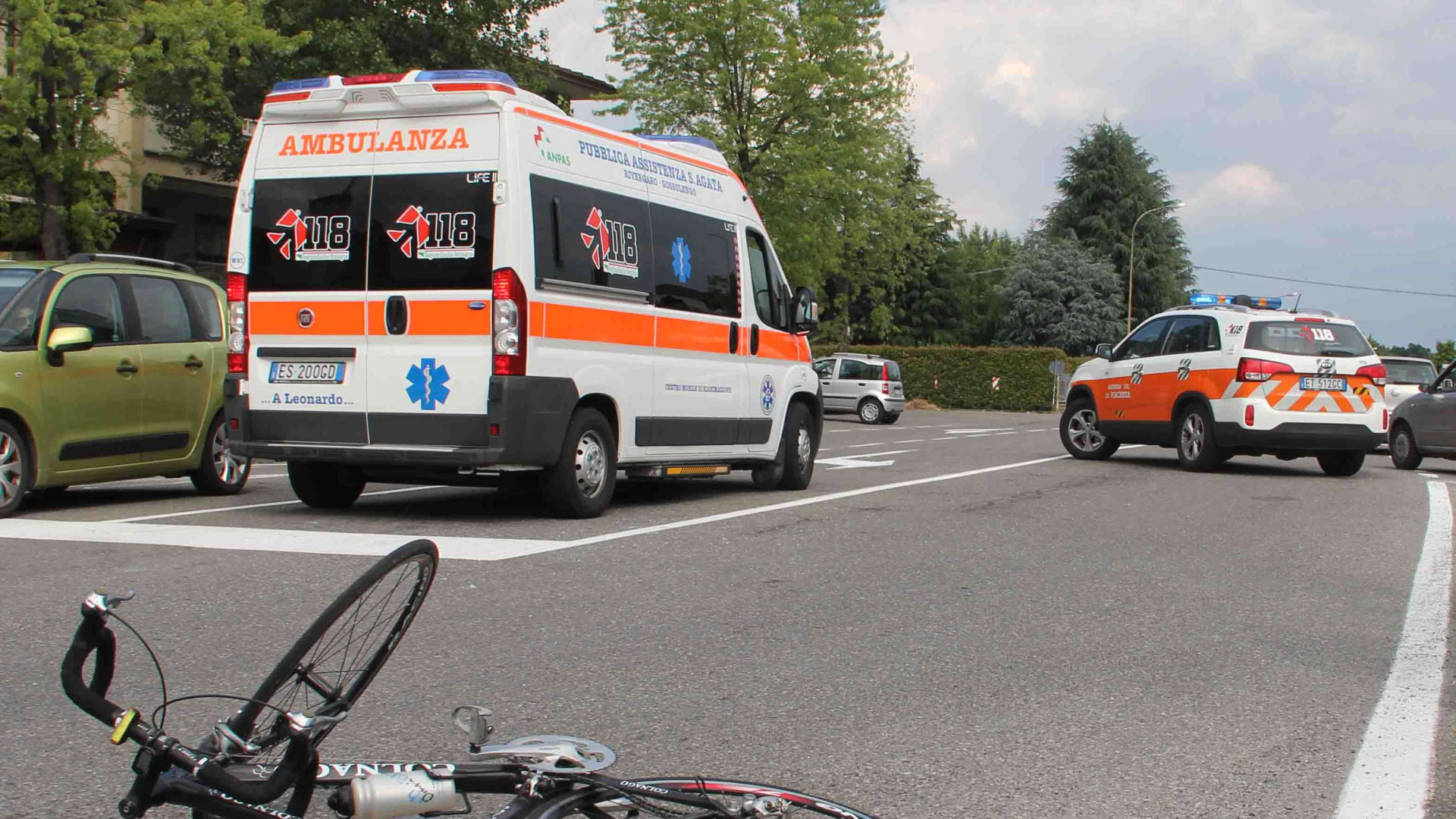 Scontro auto-bici al semaforo di Niviano: un uomo all’ospedale, condizioni serie
