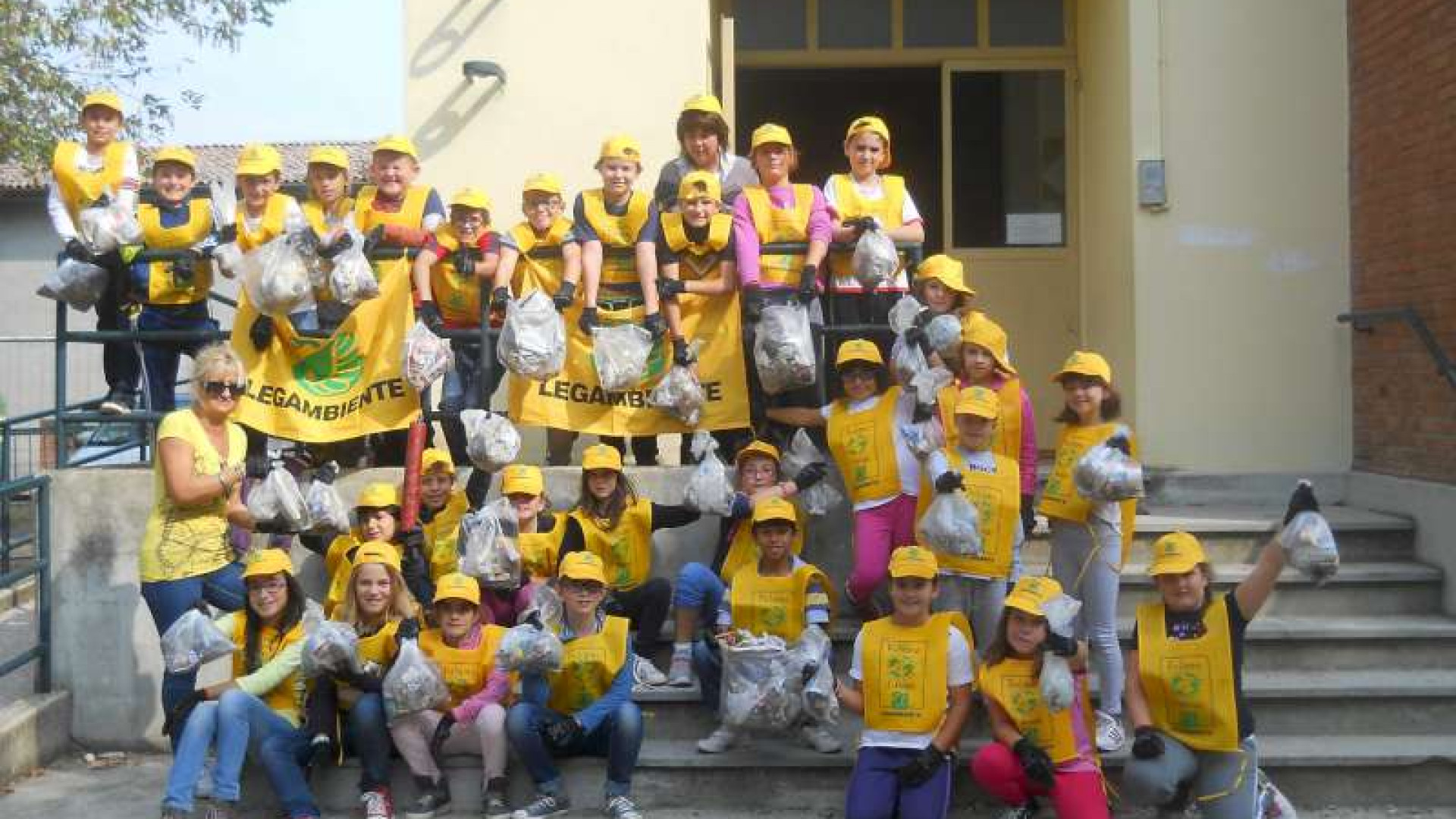 "Puliamo il mondo", a Gazzola i ragazzi delle scuole raccolgono i rifiuti