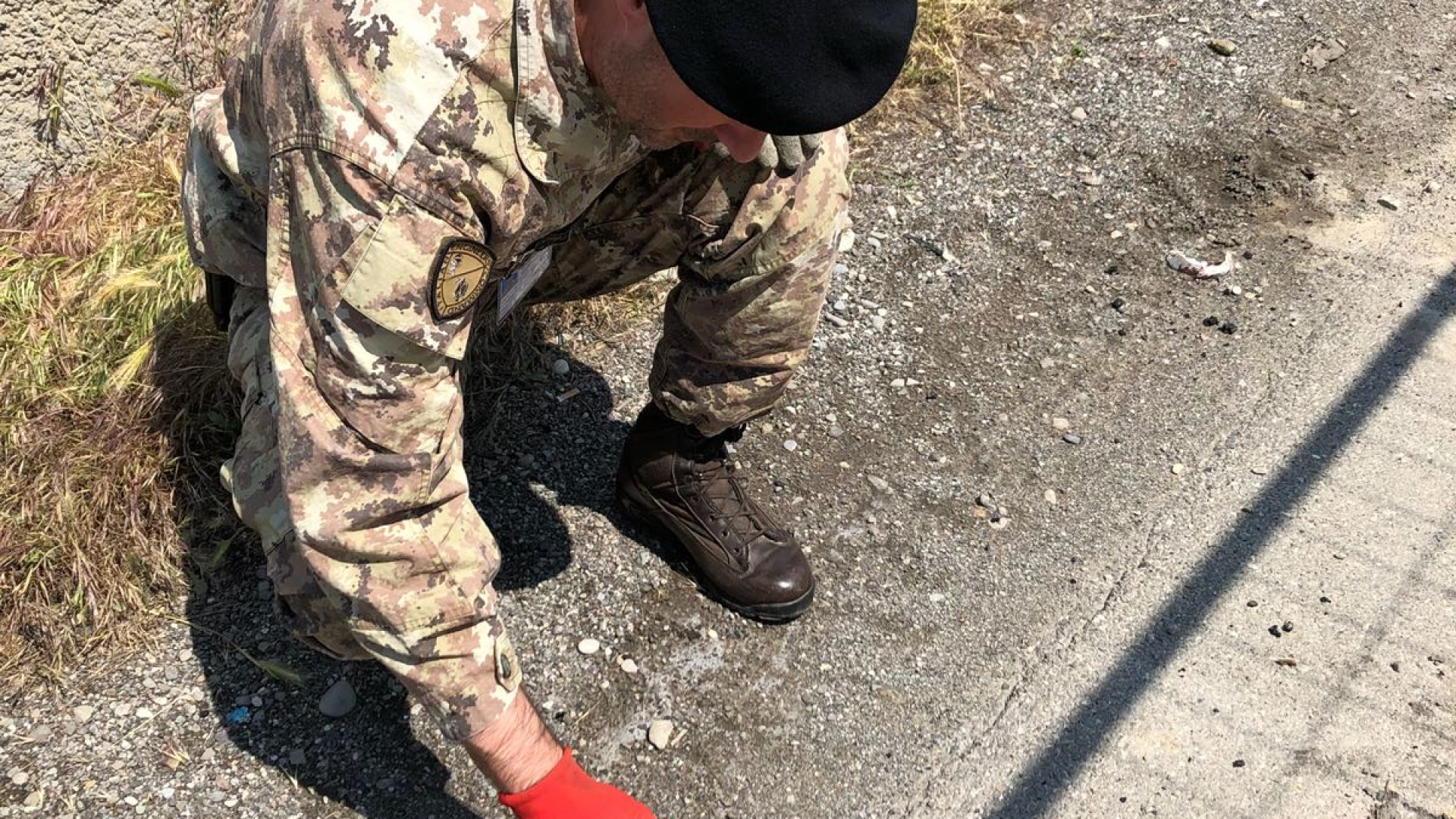 Spunta una bomba durante uno scavo, neutralizzata dai Pontieri