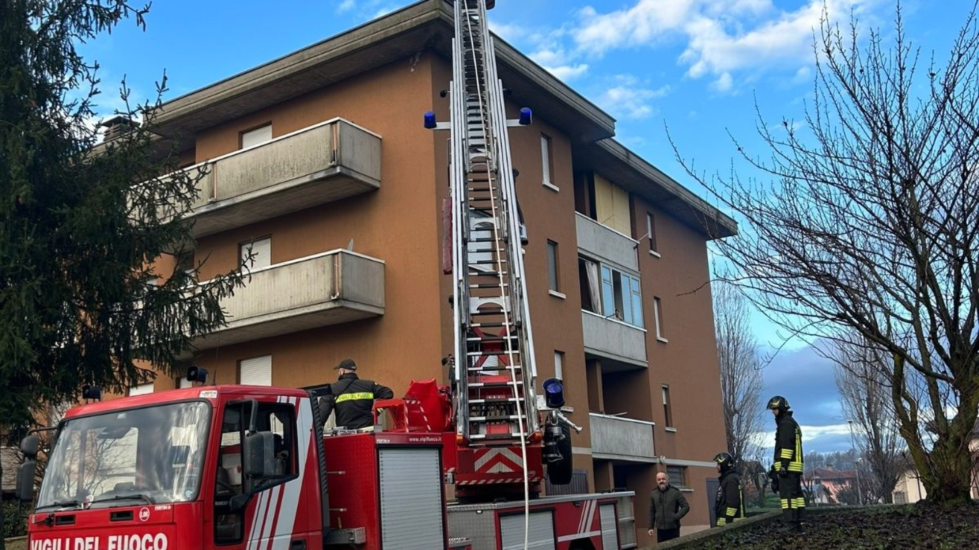 Attimi di apprensione a Vigolzone per una canna fumaria in fiamme