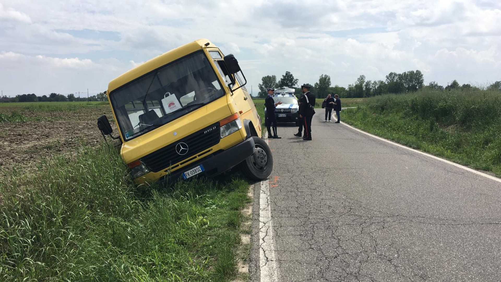 Scuolabus con 16 studenti finisce nel canale: grande spavento, ma nessun ferito