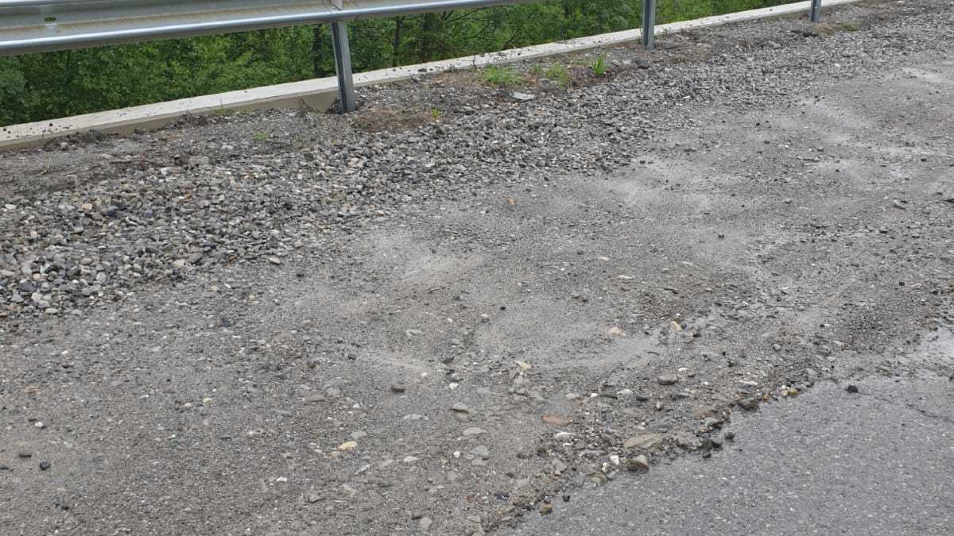 Strada dissestata tra Farini e Mareto, danni alle auto. “Ripristino a luglio”