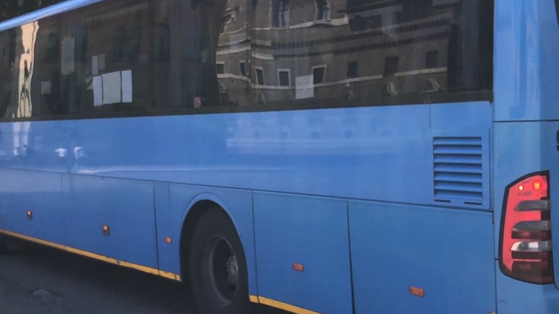 Fiorenzuola, bus scolastici al palo. Protesta del personale: "Stipendi non pagati"