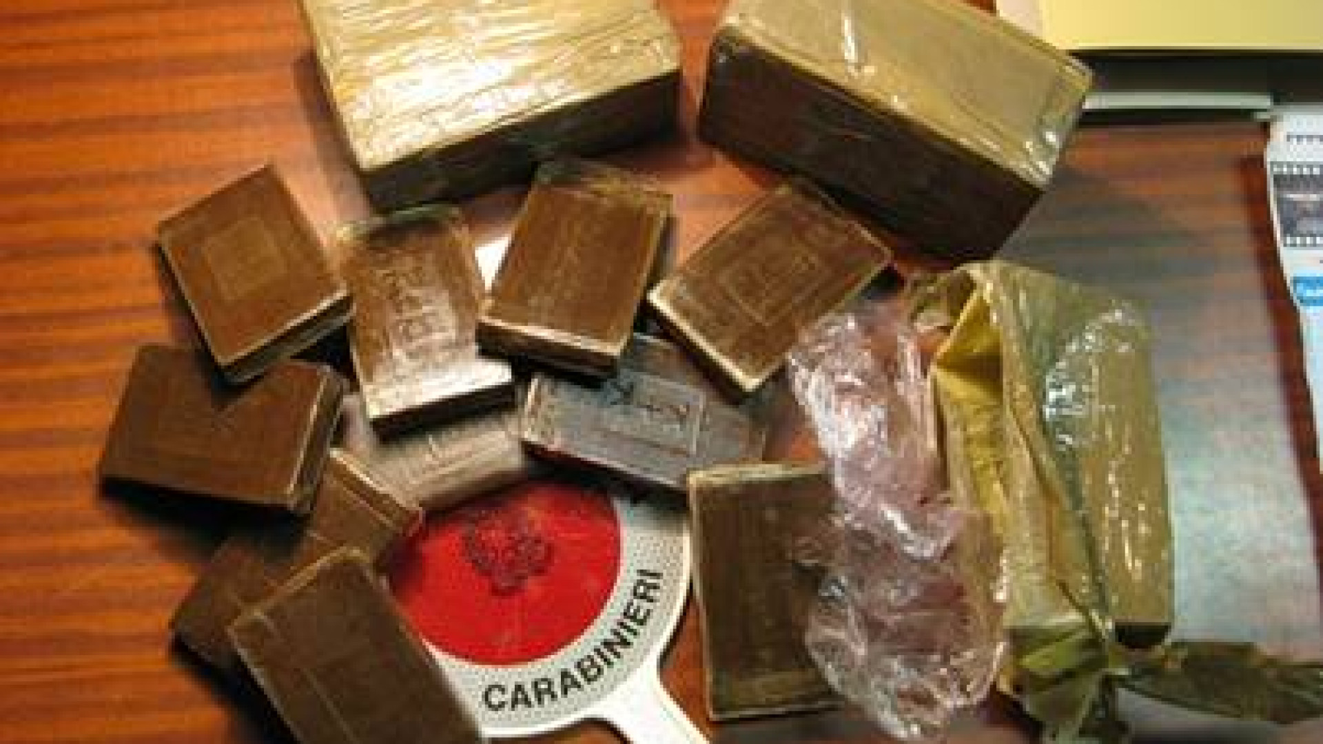 Tre chili di droga nascosta nell'airbag dell'auto: arrestato