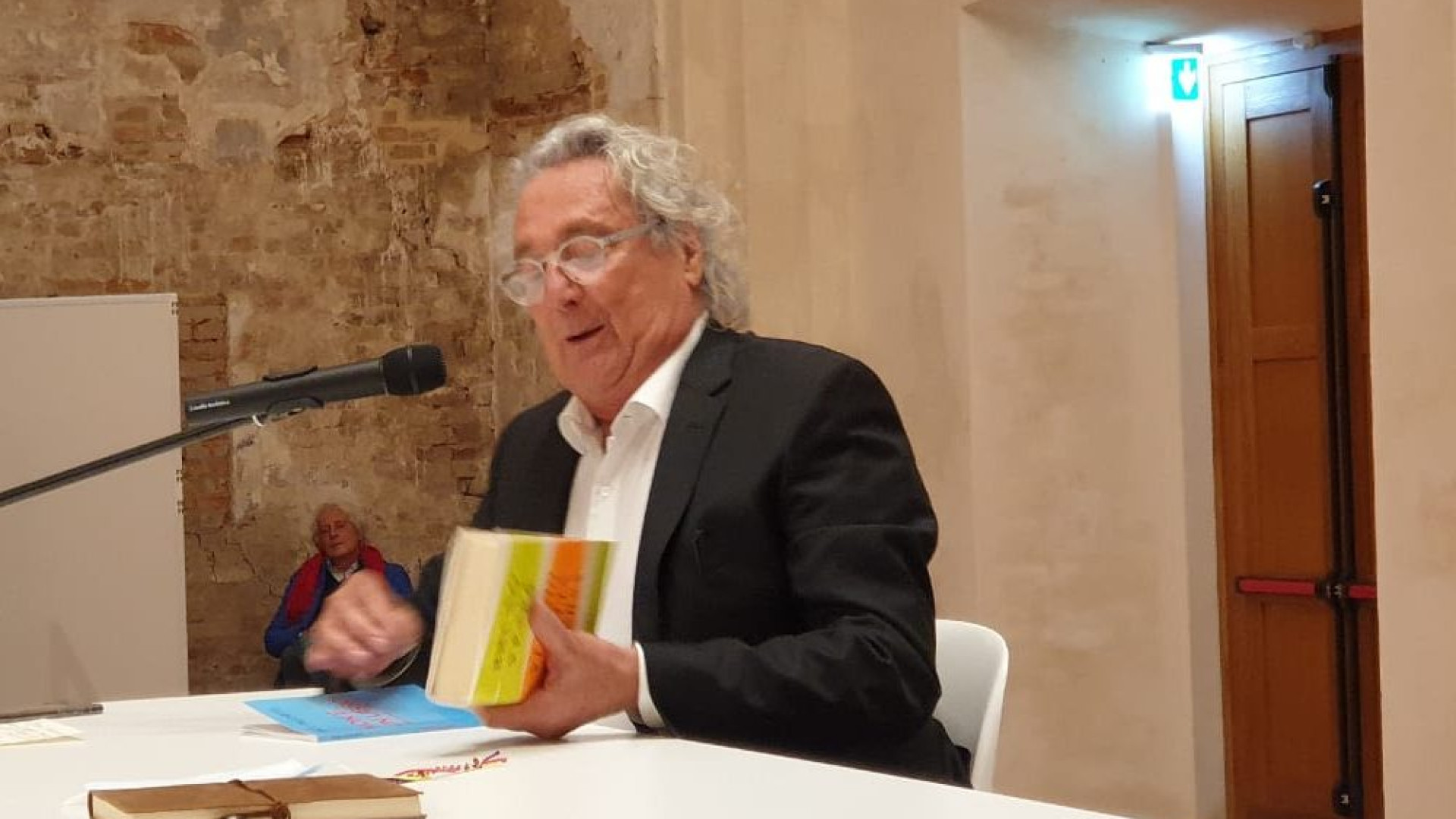 Nuova ambulanza per la Croce Rossa, raccolti 5mila euro alla serata con Iacchetti