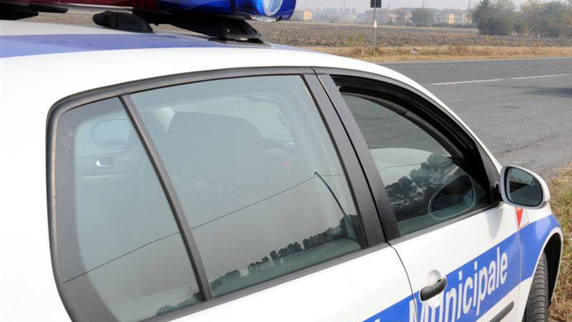 Urta tre auto in sosta e fugge, ma un cittadino segnala il numero di targa