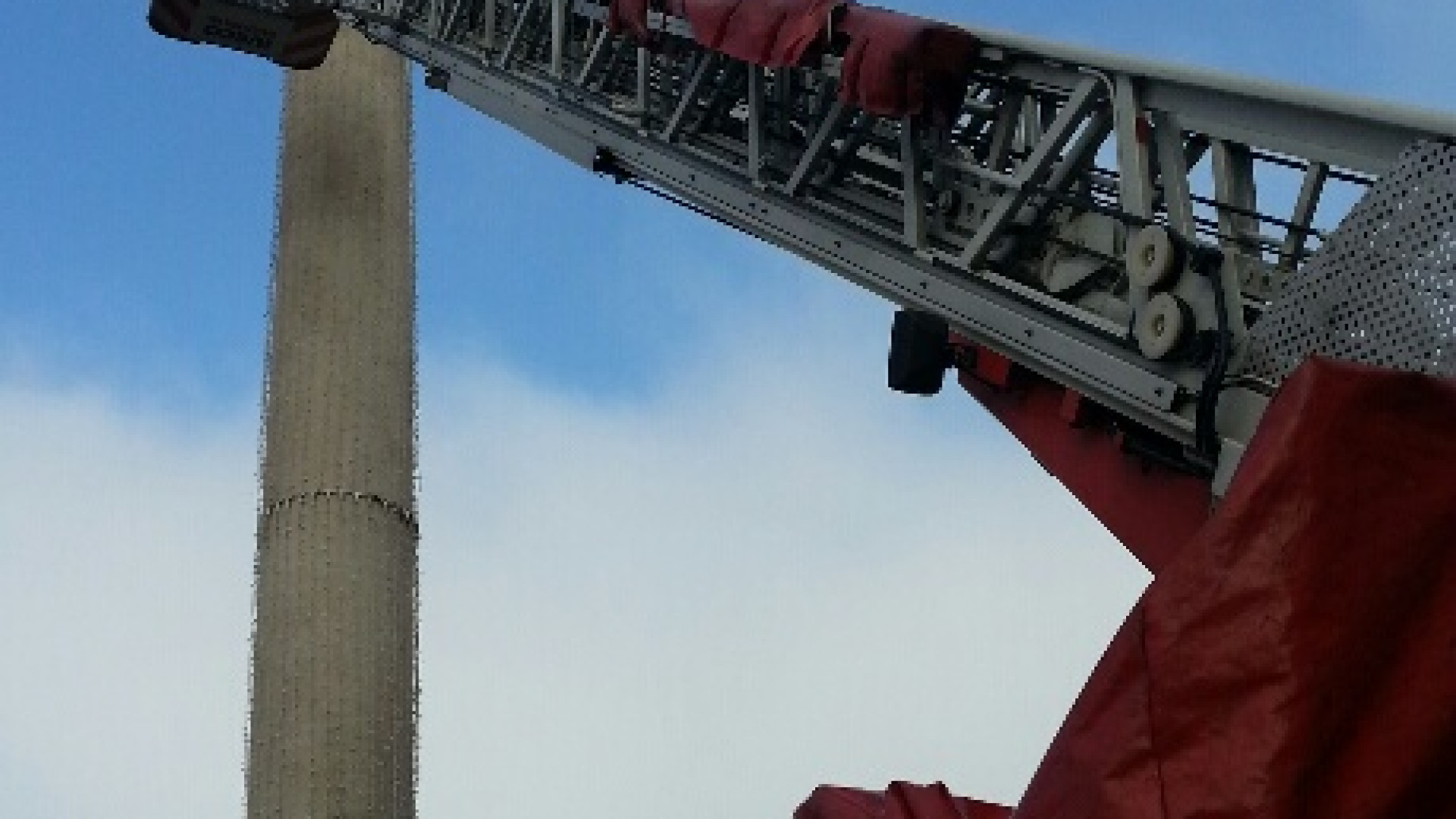 Immacolata Concezione, l'omaggio dei vigili del fuoco in piazza Duomo