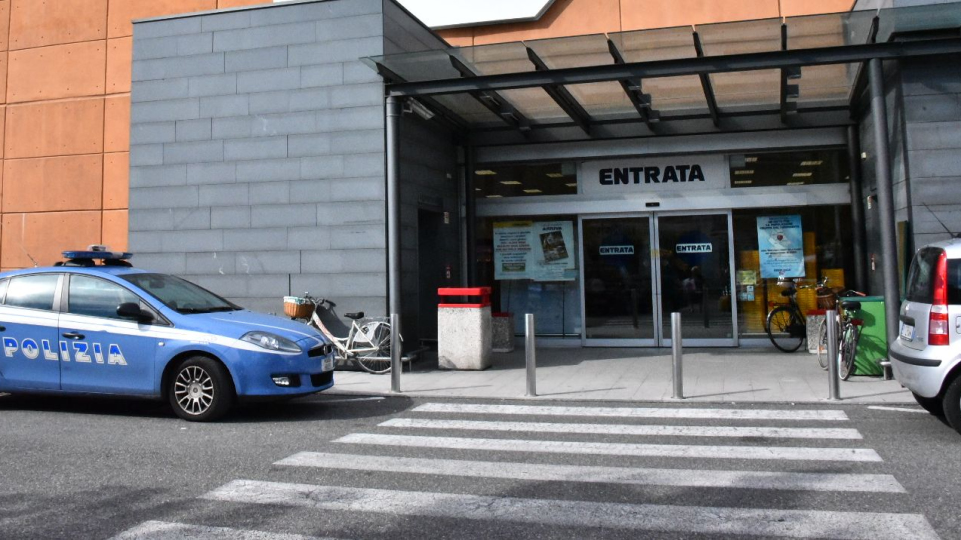 Anziana rapinata della borsetta e ferita all'uscita del supermercato