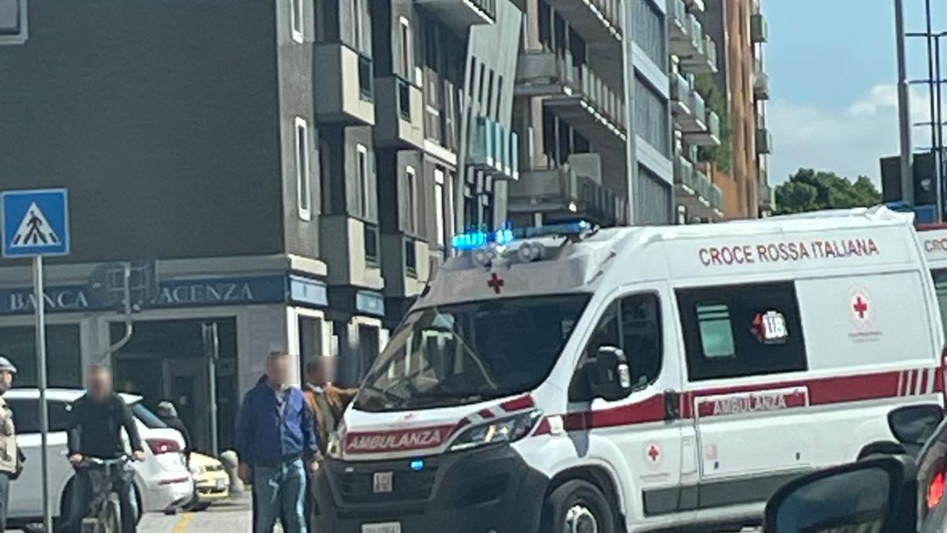 Investito da un'auto in via Veneto, anziano trasportato in ospedale