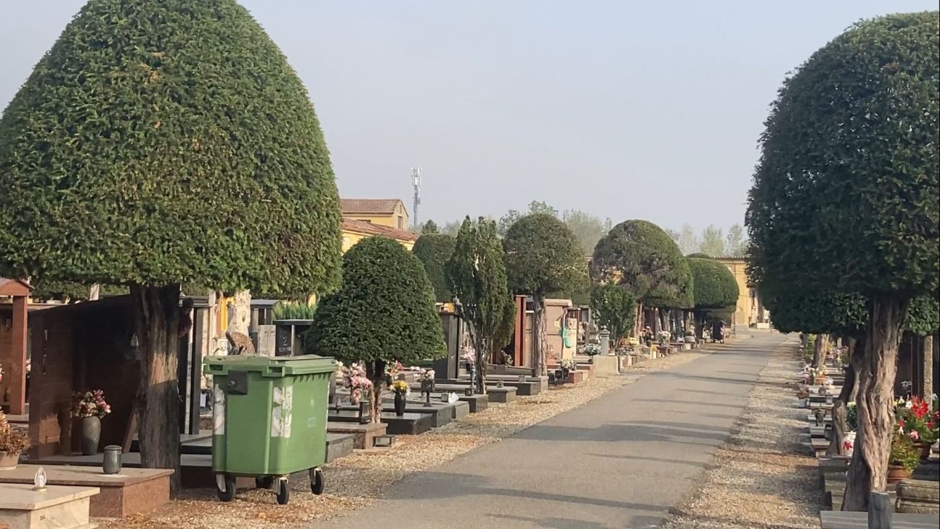 Cimitero a lucido in vista del 2 novembre. "Ma difficile trovare nuovi manutentori"