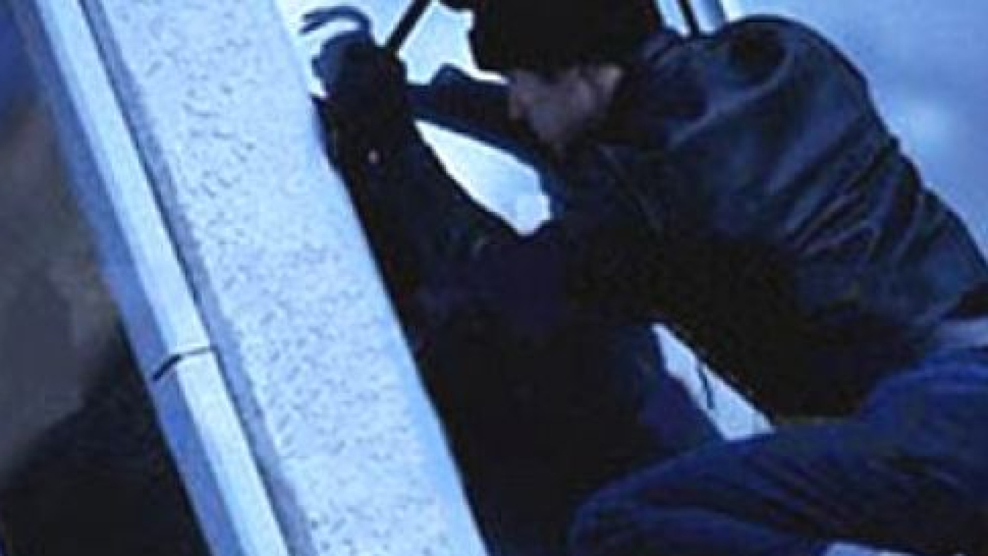 Raid nelle cantine: abbandonano il furgone carico e fuggono