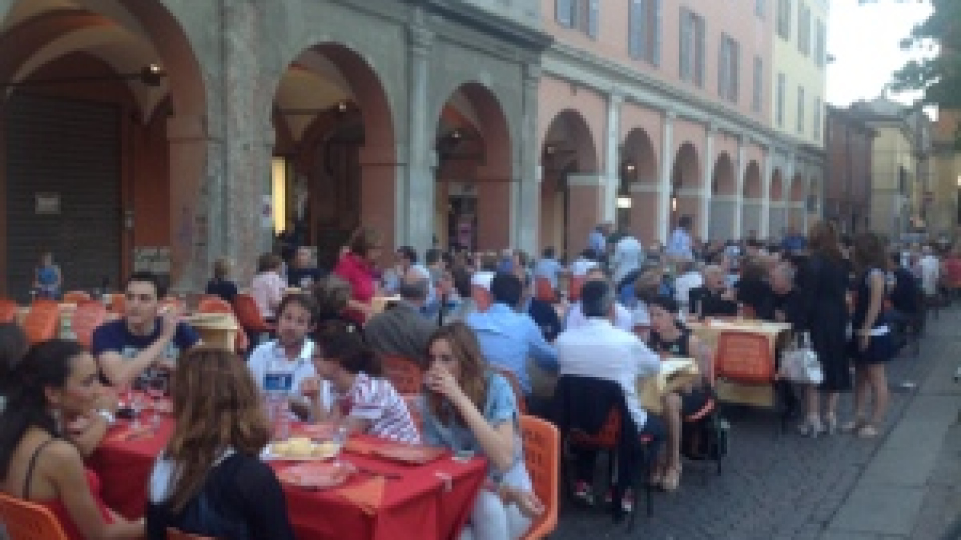 Trecento commensali in piazza Duomo per restaurare la cappella di San Martino