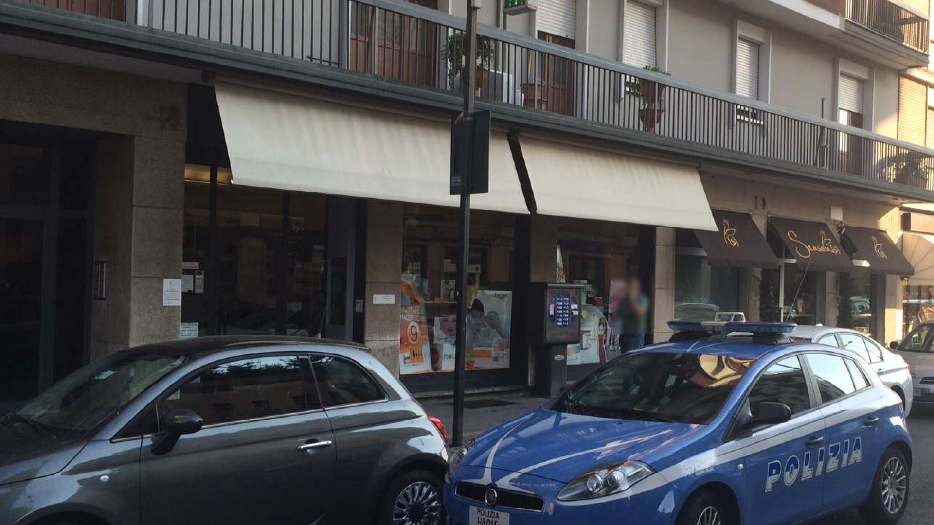 Rapinatore in via Genova: minaccia i farmacisti, arraffa i soldi e fugge