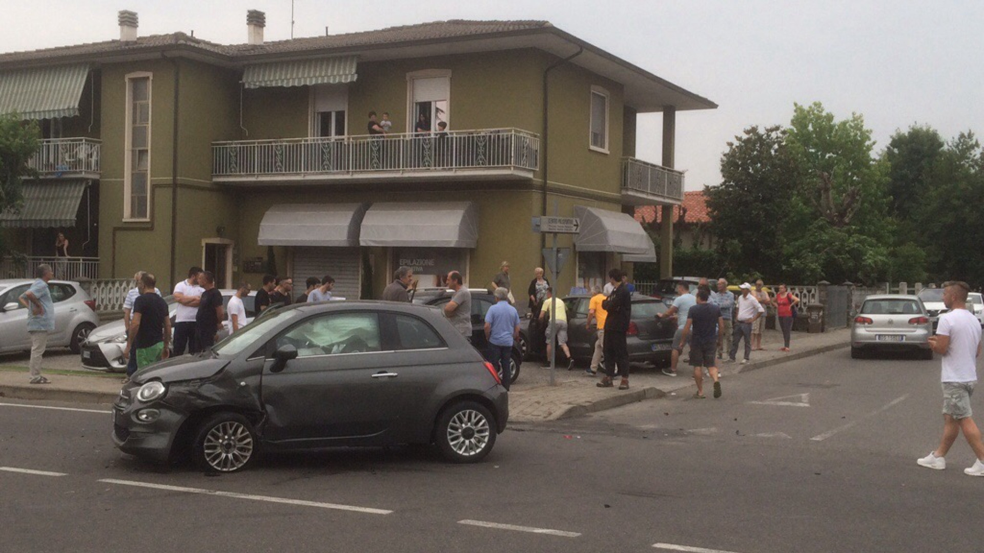 Frontale tra due auto in pieno centro a Podenzano, quattro feriti. Il sindaco Piva impegnato nella pulizia della strada