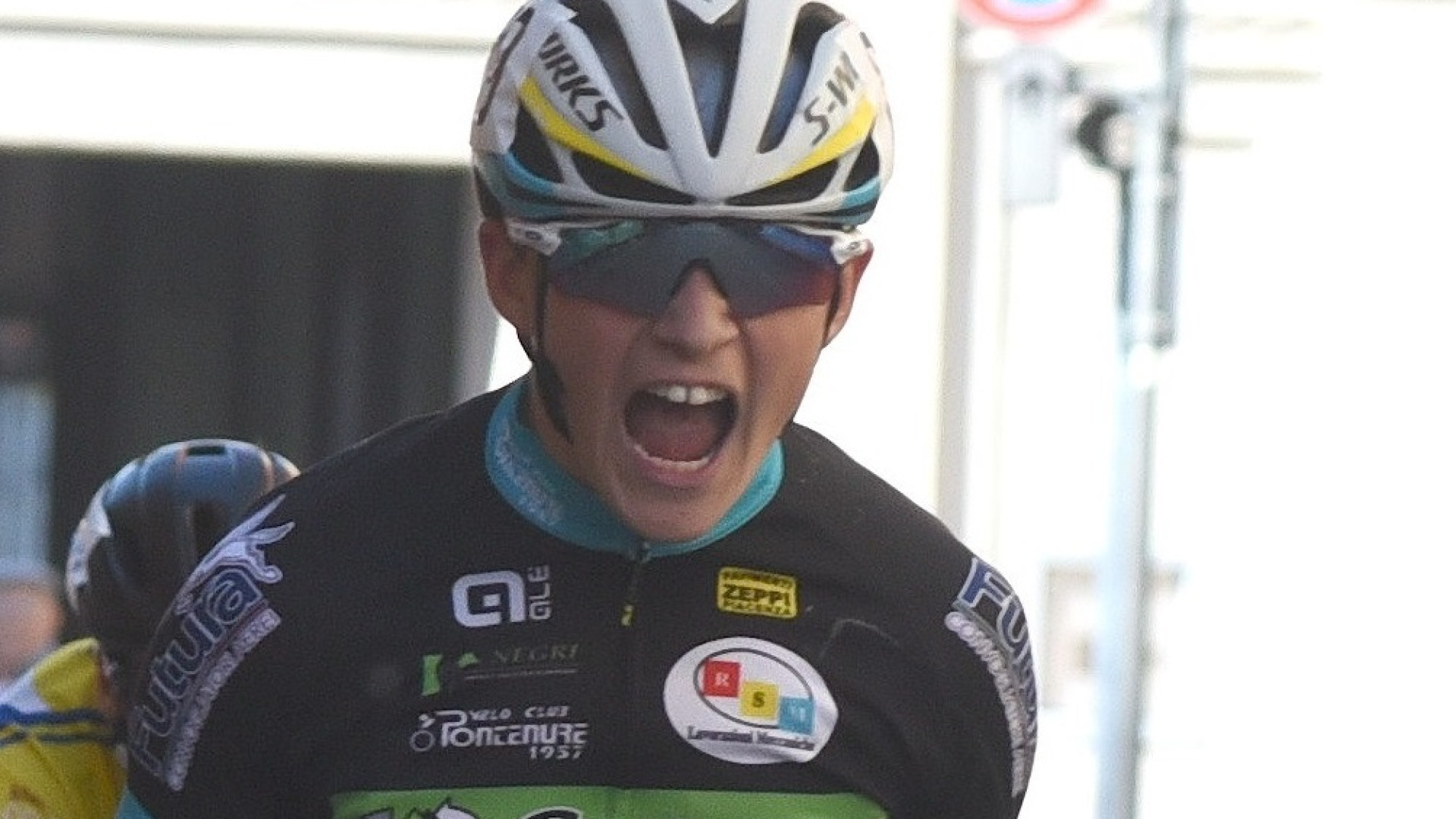 Frontale con un'auto, grave incidente per il ciclista Nicola Rossi