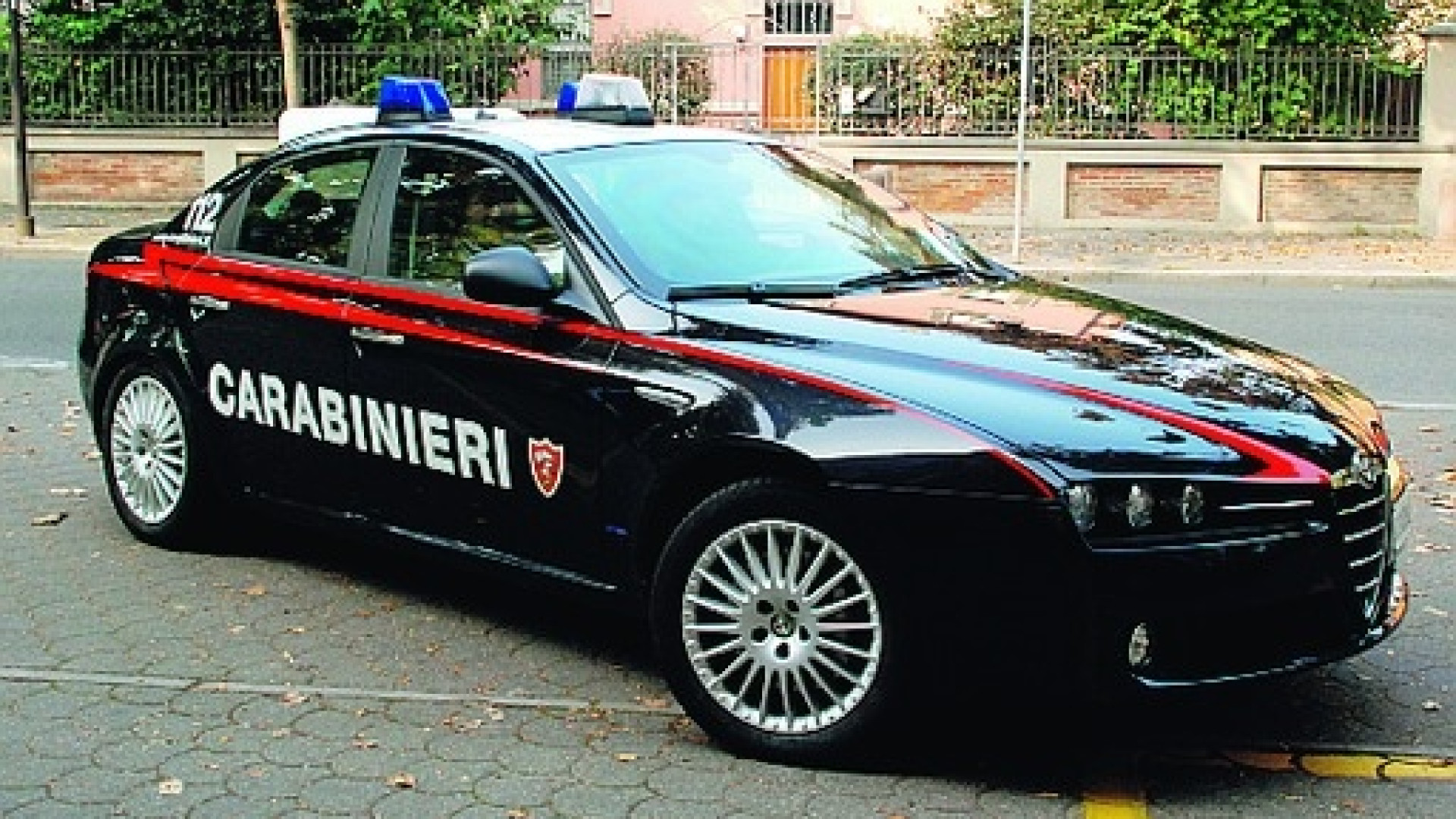 A 14 anni rapinano una ventenne del cellulare: arrestati