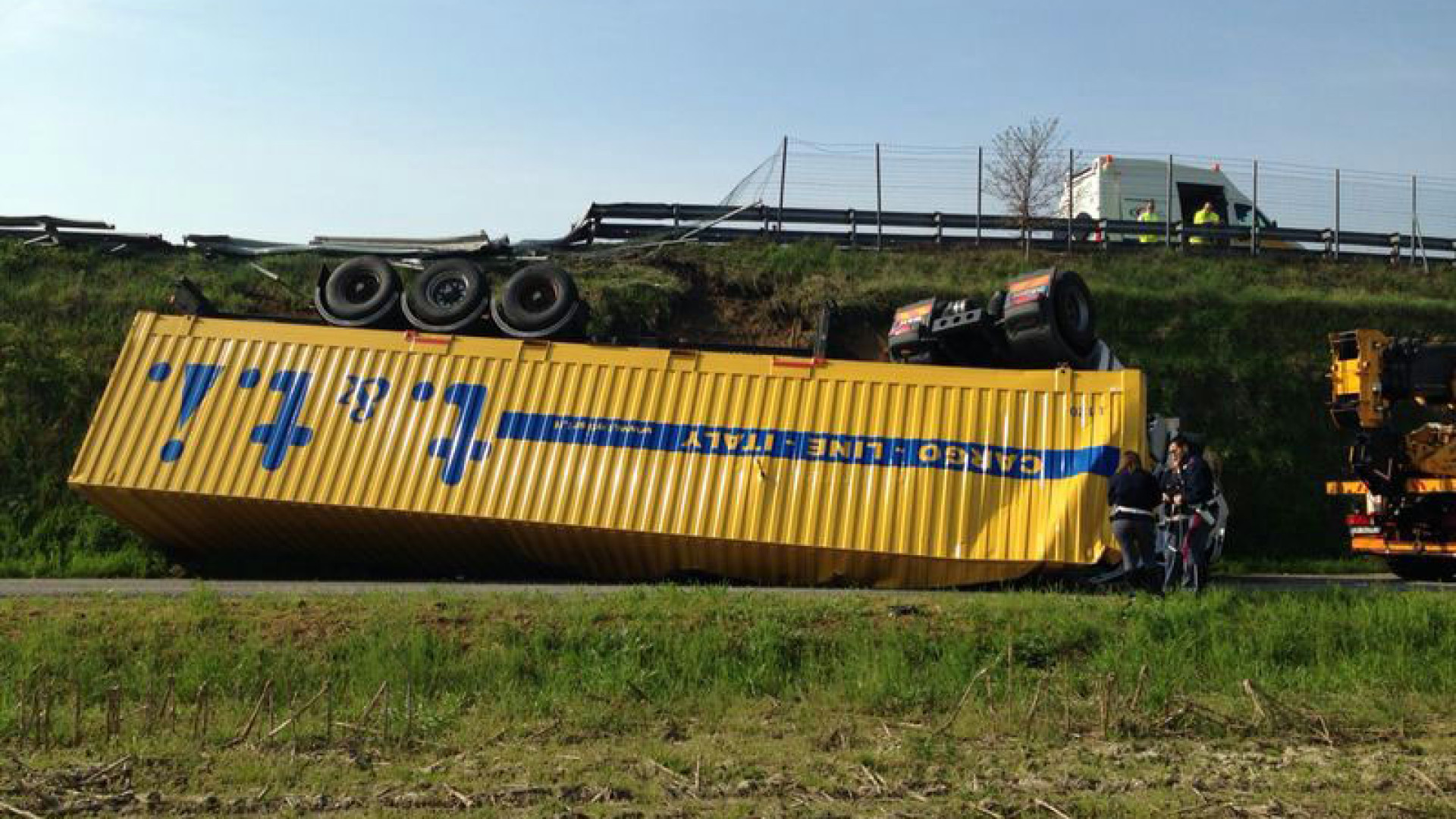 Guardamiglio: camion precipita dal cavalcavia della A1