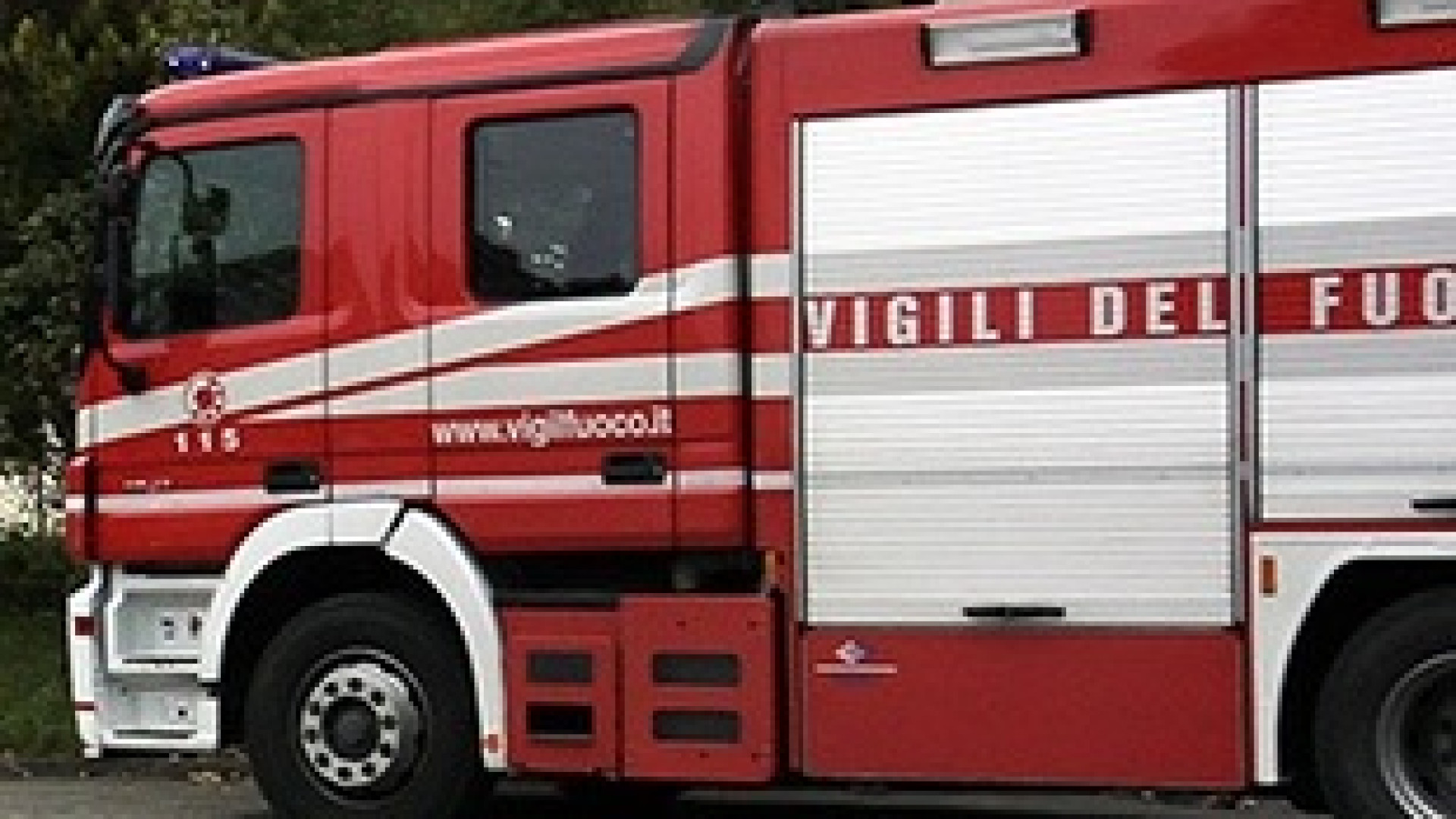 Roncaglia invasa dal fumo per un incendio. Intervento dei pompieri