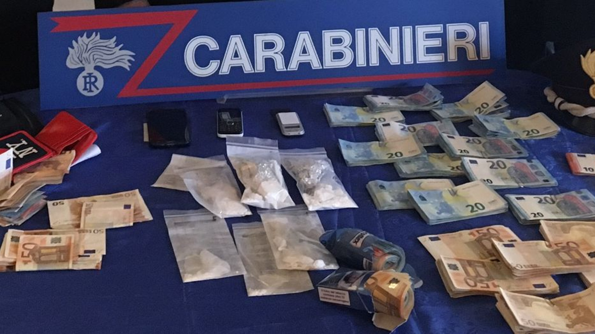 Scambio di droga in auto sotto gli occhi del bambino. Due arresti, sequestrati 22mila euro e 70 grammi di cocaina