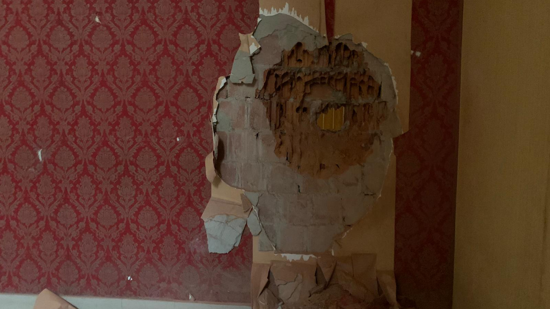 Tentano il furto in gioielleria, le picconate svegliano un residente
